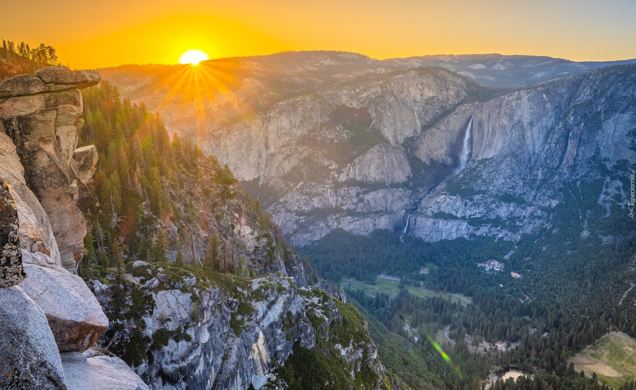 Góry, Sierra Nevada, Promienie słońca, Dolina, Wodospad, Yosemite Falls, Park Narodowy Yosemite, Kalifornia, Stany Zjednoczone