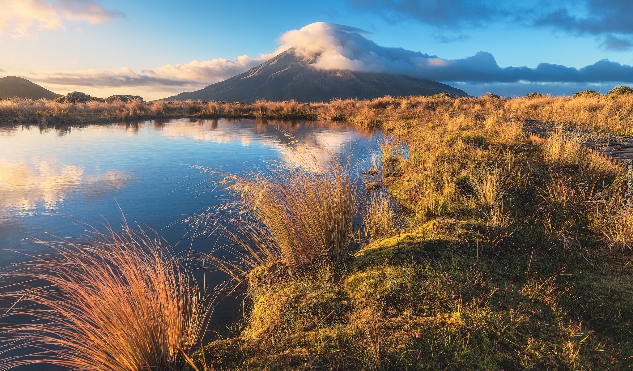 Nowa Zelandia, Góra, Taranaki, Wulkan Egmont, Staw Pouakai, Trawa, Chmury, Odbicie