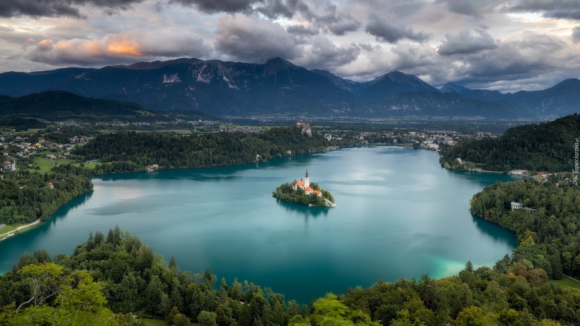 Słowenia, Bled, Wyspa Blejski Otok, Jezioro Bled, Kościół, Góry, Alpy Julijskie, Drzewa, Chmury