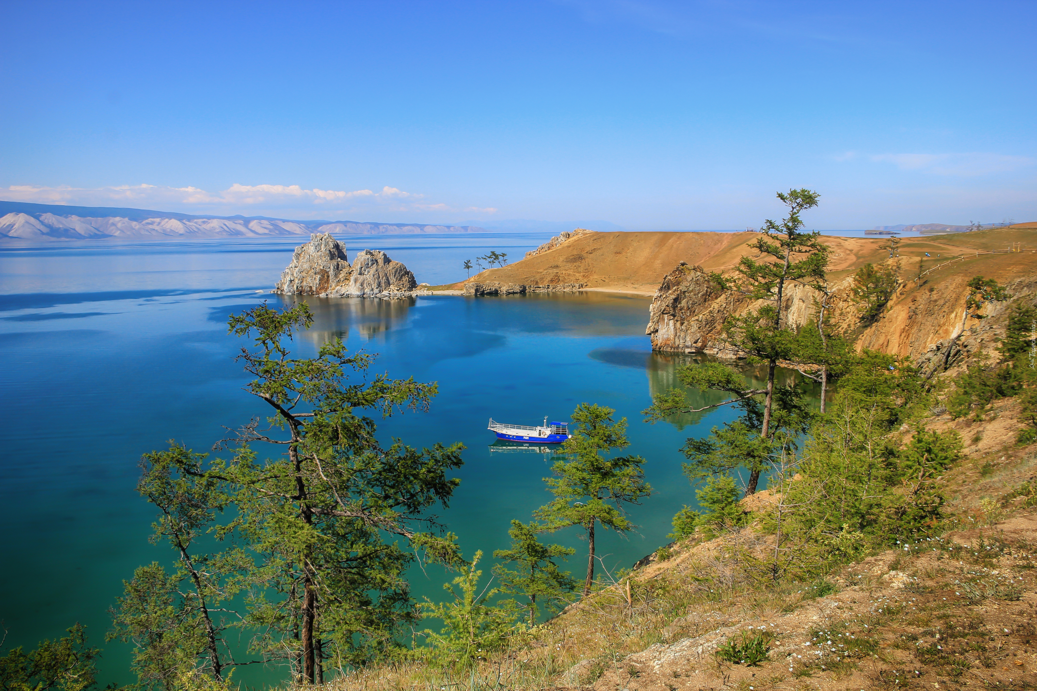 Уникальный мир байкала. Озеро Байкал остров Ольхон. Байкал Ольхон лето. Озеро Ольхон на Байкале. Озеро Байкал летом Ольхон.