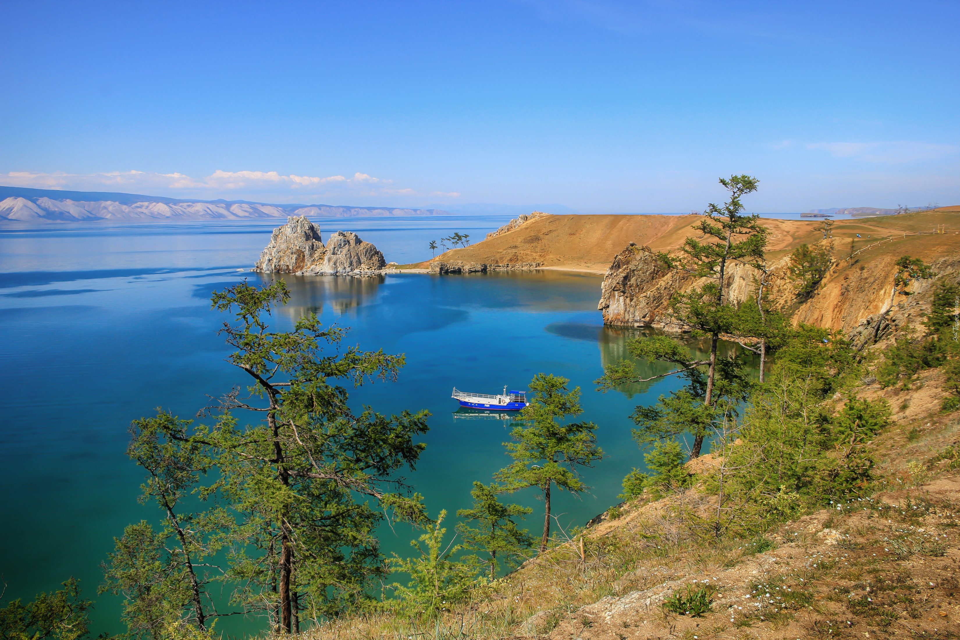 Lake baikal russia. Озеро Байкал остров Ольхон. Байкал Ольхон лето. Озеро Ольхон на Байкале. Озеро Байкал летом Ольхон.