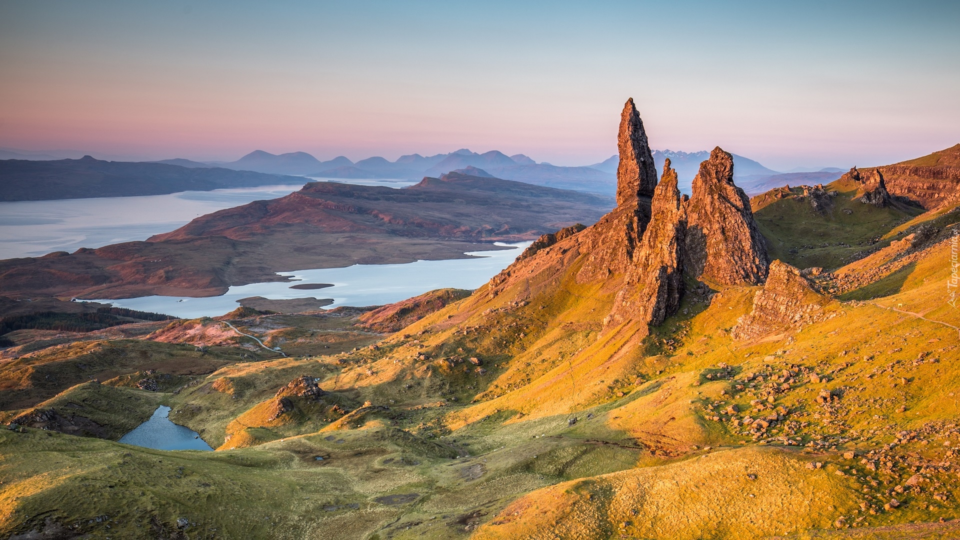 Szkocja, Wyspa Skye, Półwysep Trotternish, Wzgórze The Storr, Skały, Jeziora, Ścieżka