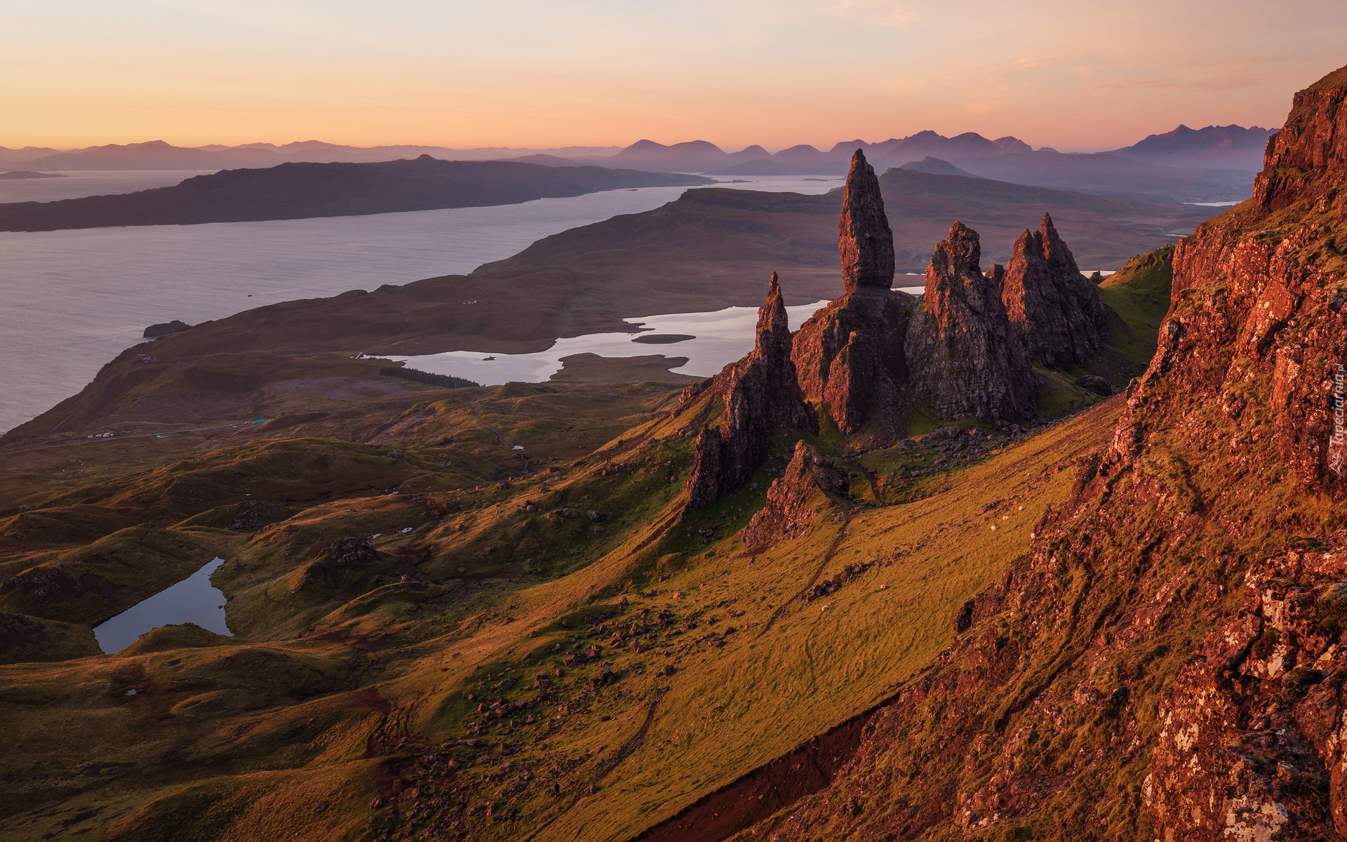 Szkocja, Wyspa Skye, Półwysep Trotternish, Wzgórze The Storr, Skały, Jeziora