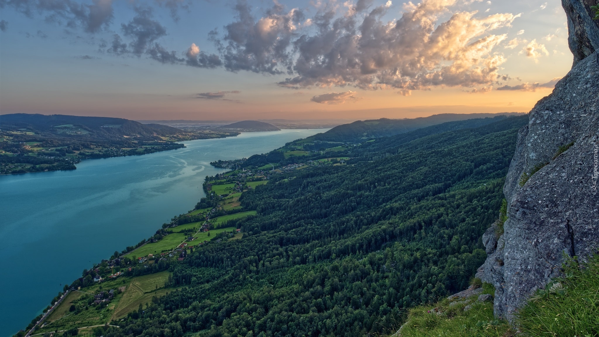 Poranek, Wschód słońca, Chmury, Wzgórza, Jezioro Attersee, Skały, Domy, Lasy, Powiat Vocklabruck, Austria