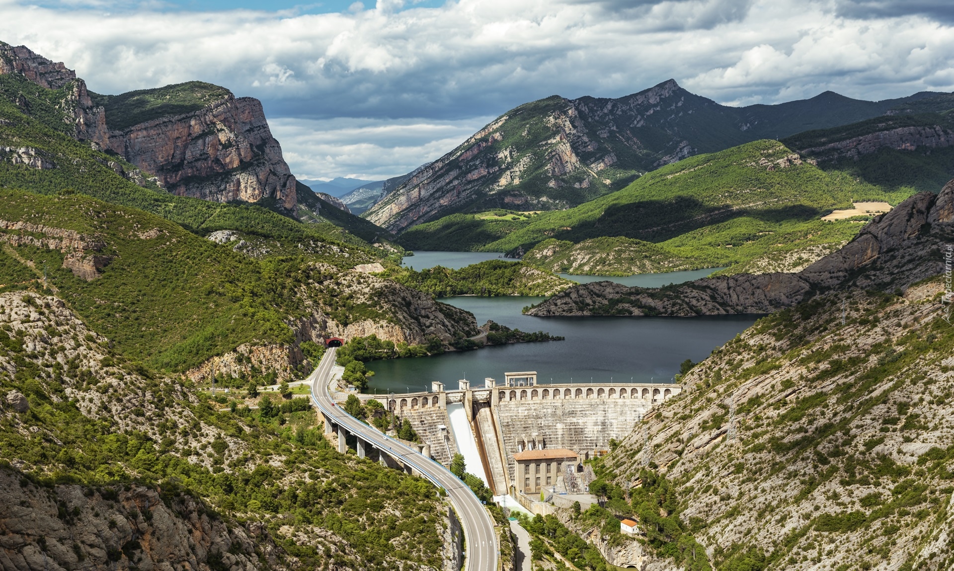 Hiszpania, Katalonia, Prowincja Lleida, Jeziora, Tama, Zapora, Zbiornik, Embalse de Oliana, Zapora, Most, Góry, Drzewa, Chmury