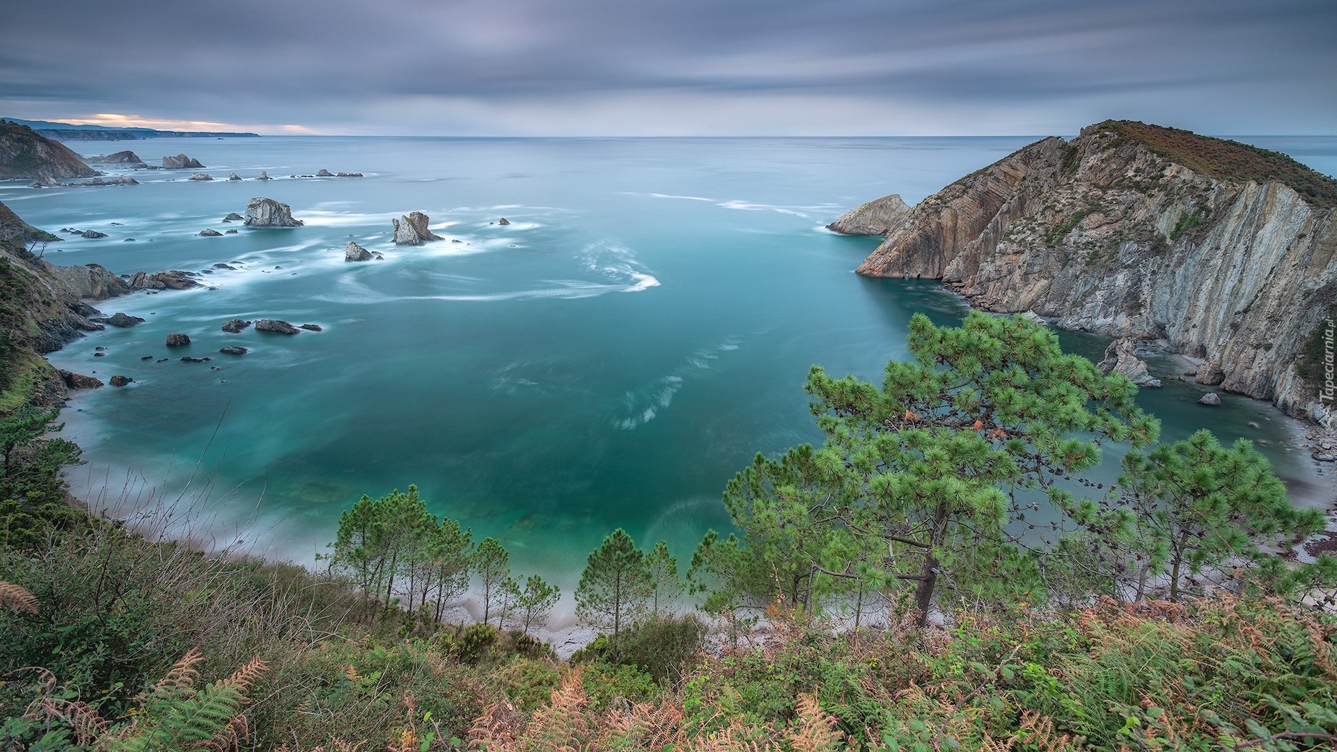 Morze, Zatoka, Plaża, Silence Beach, Skały, Drzewa, Asturia, Hiszpania