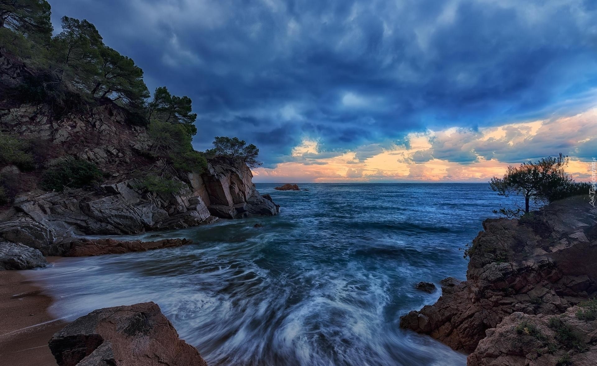 Hiszpania, Prowincja Girona, Costa Brava, Morze Śródziemne, Zatoka Cala Llevadó, Skały, Drzewa, Chmury