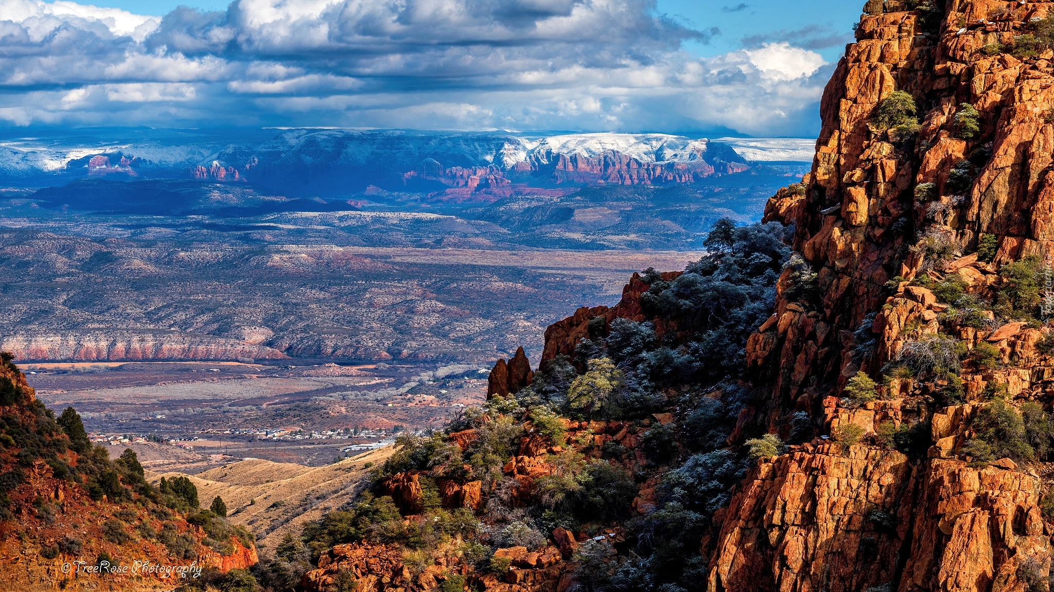 Skały, Góry, Roślinność, Chmury, Zachód słońca, Jerome, Sedona, Arizona, Stany Zjednoczone