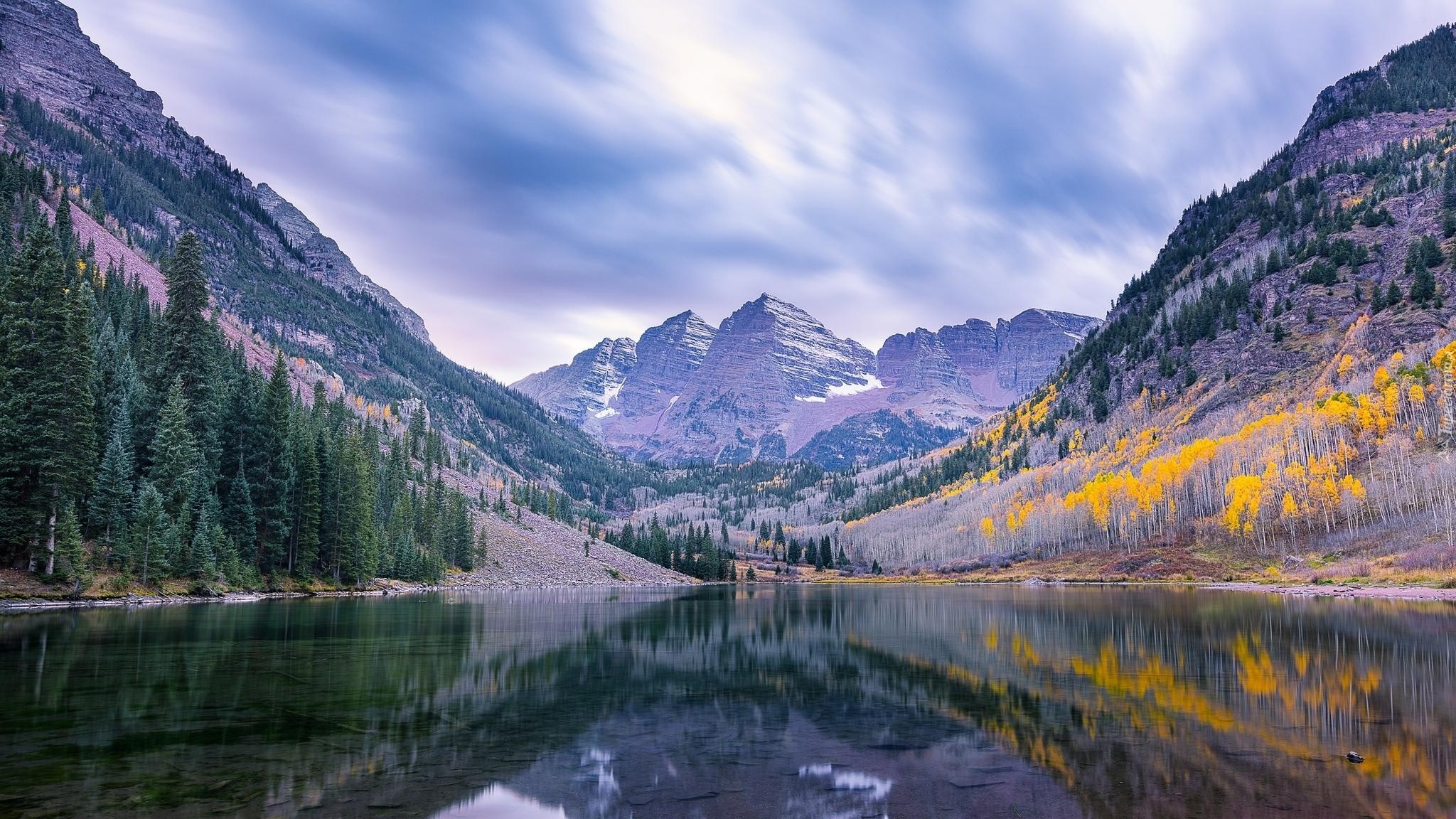 Stany Zjednoczone, Stan Kolorado, Góry, Szczyty Maroon Bells, Jezioro Maroon, Drzewa