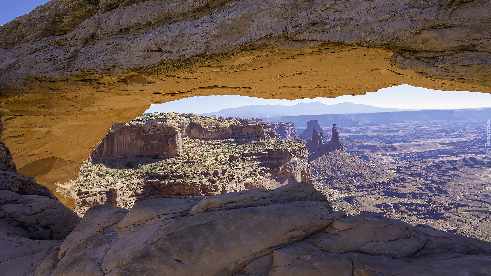 Skały, Góry, Słońce, Roślinność, Park Narodowy Canyonlands, Stan Utah, Stany Zjednoczone