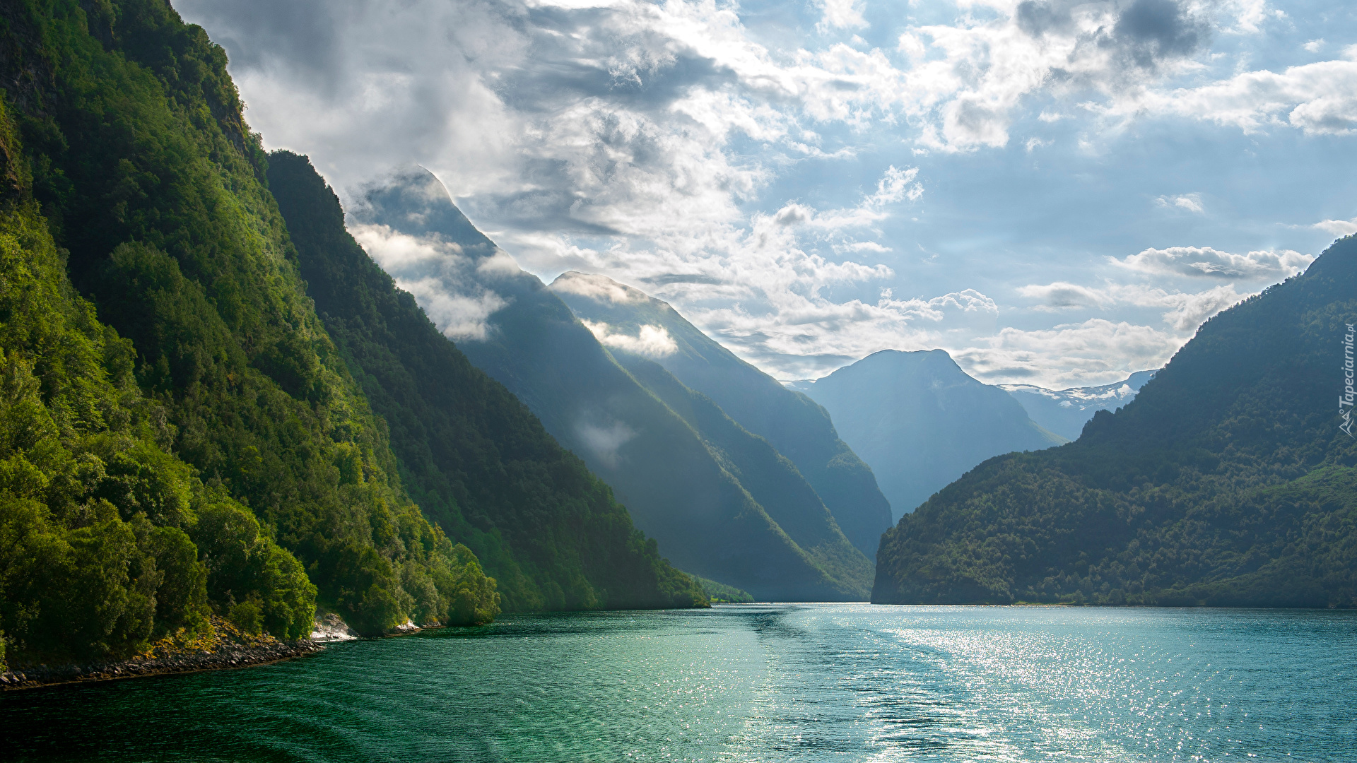 Norwegia, Gudvangen, Fiord Naroyfjorden, Góry, Niebo, Chmury, Lasy