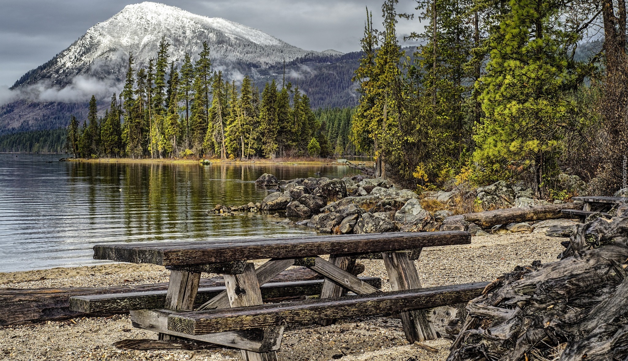 Stany Zjednoczone, Stan Waszyngton, Park Stanowy Lake Wenatchee, Góry, Jezioro, Drzewa, Ławki