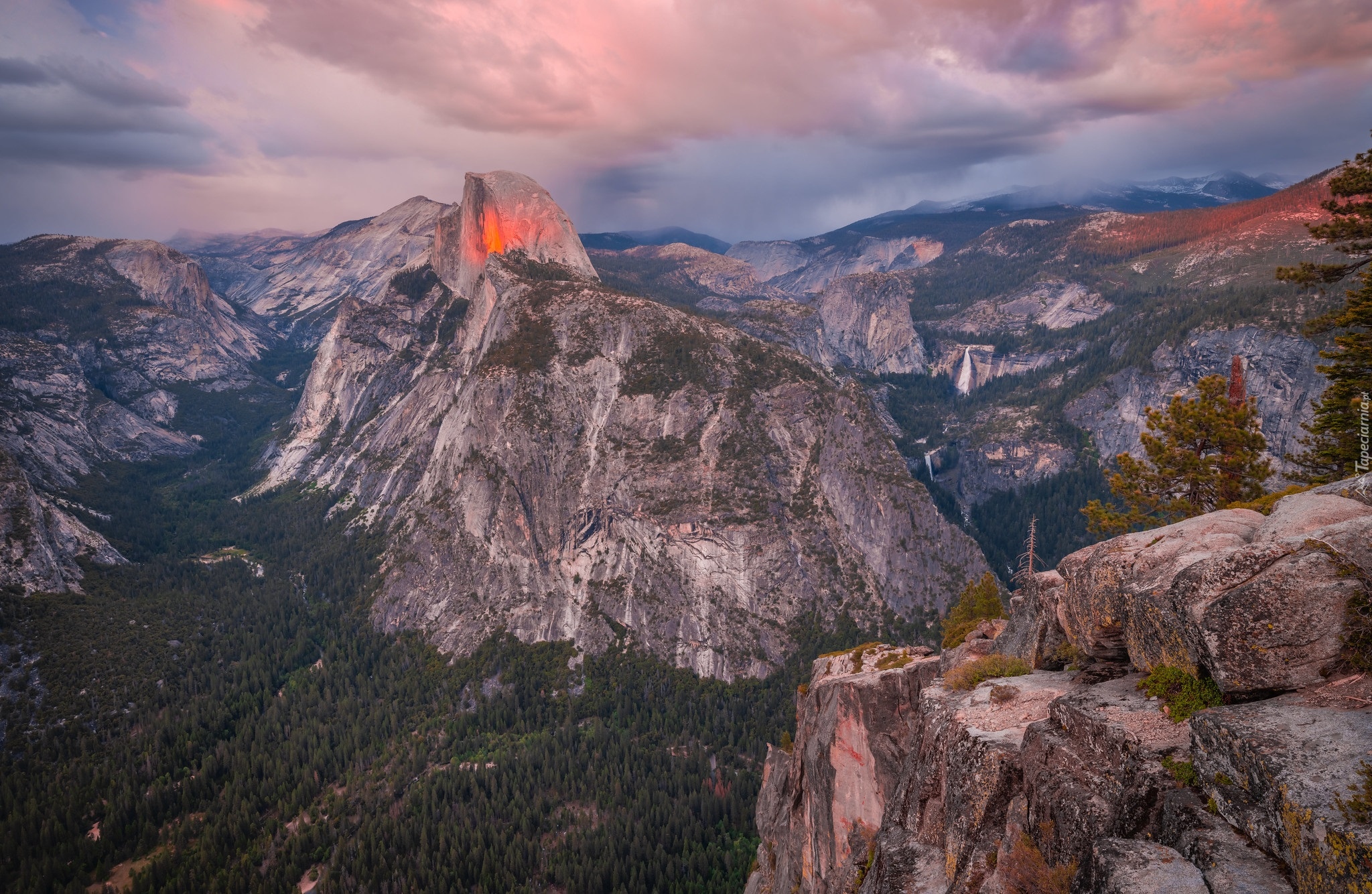 Punkt widokowy Glacier Point, Góry, Rozświetlona, Góra, Half Dome, Park Narodowy Yosemite, Kalifornia, Stany Zjednoczone