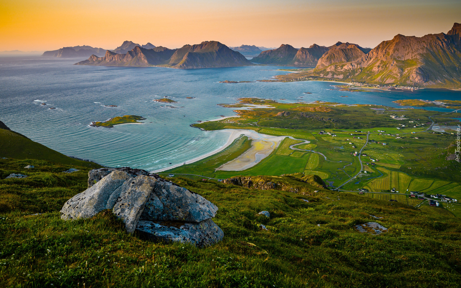 Norwegia, Góry, Lofoty, Morze, Plaża Kvalvika, Kamienie, Roślinność