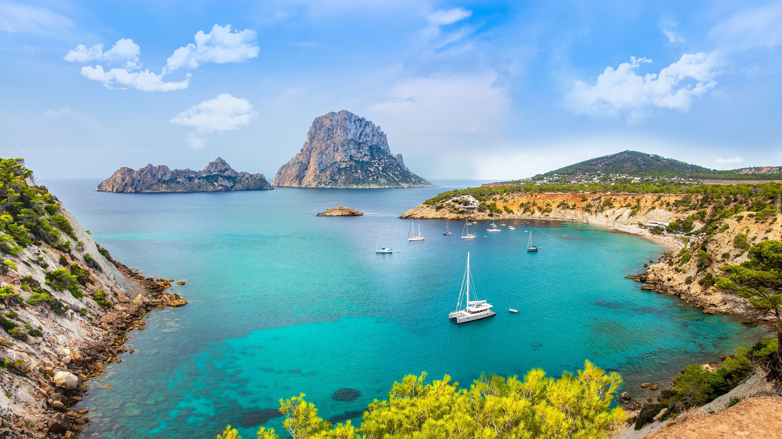 Hiszpania, Baleary, Ibiza, Zatoka, Wyspy, Skała Es Vedra, Roślinność, Jachty, Żaglowki, Morze