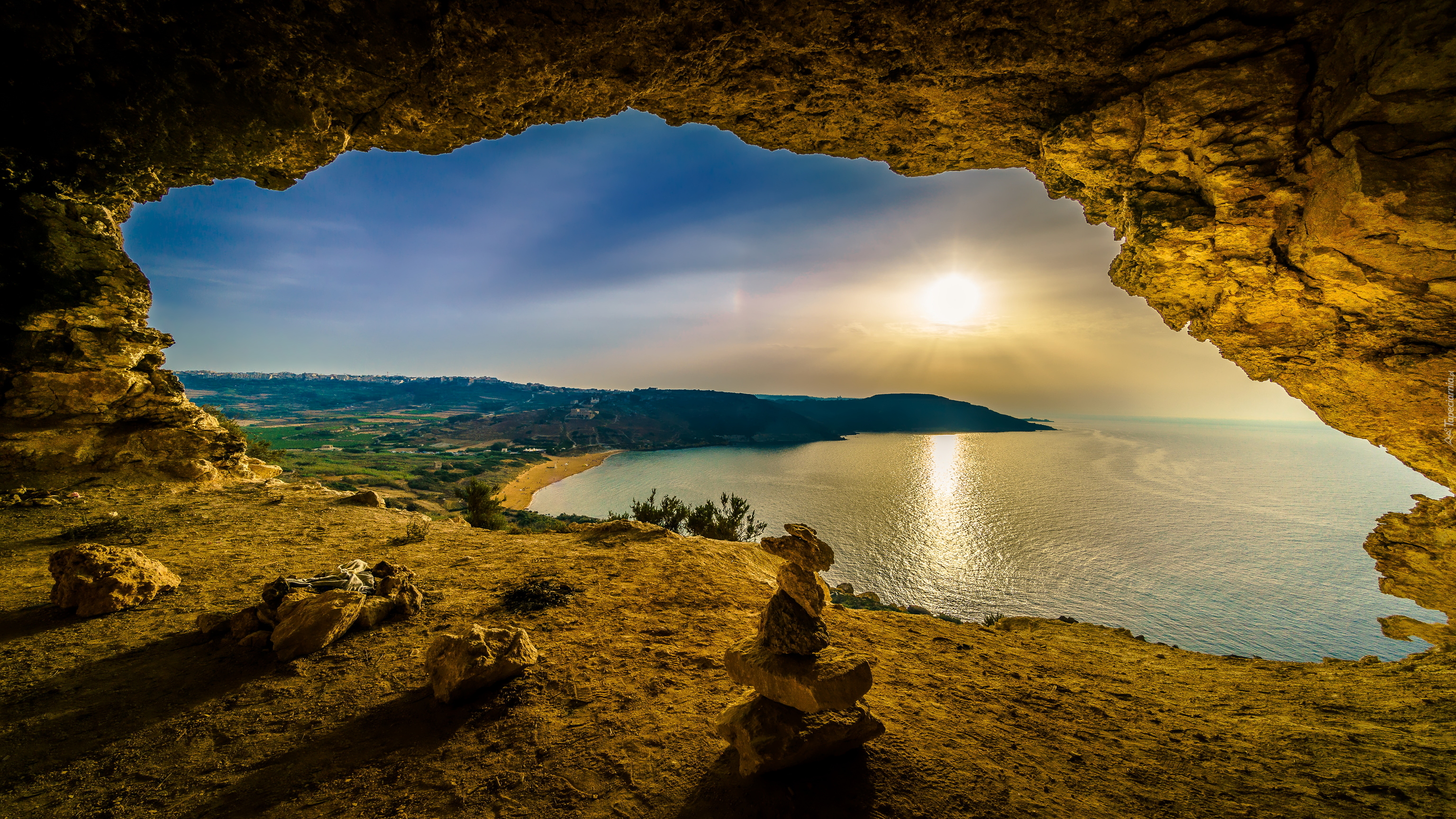 Jaskinia Kalipso, Calypso Cave, Kamienie, Zachód słońca, Zatoka Ramla Bay, Morze, Wyspa Gozo, Malta