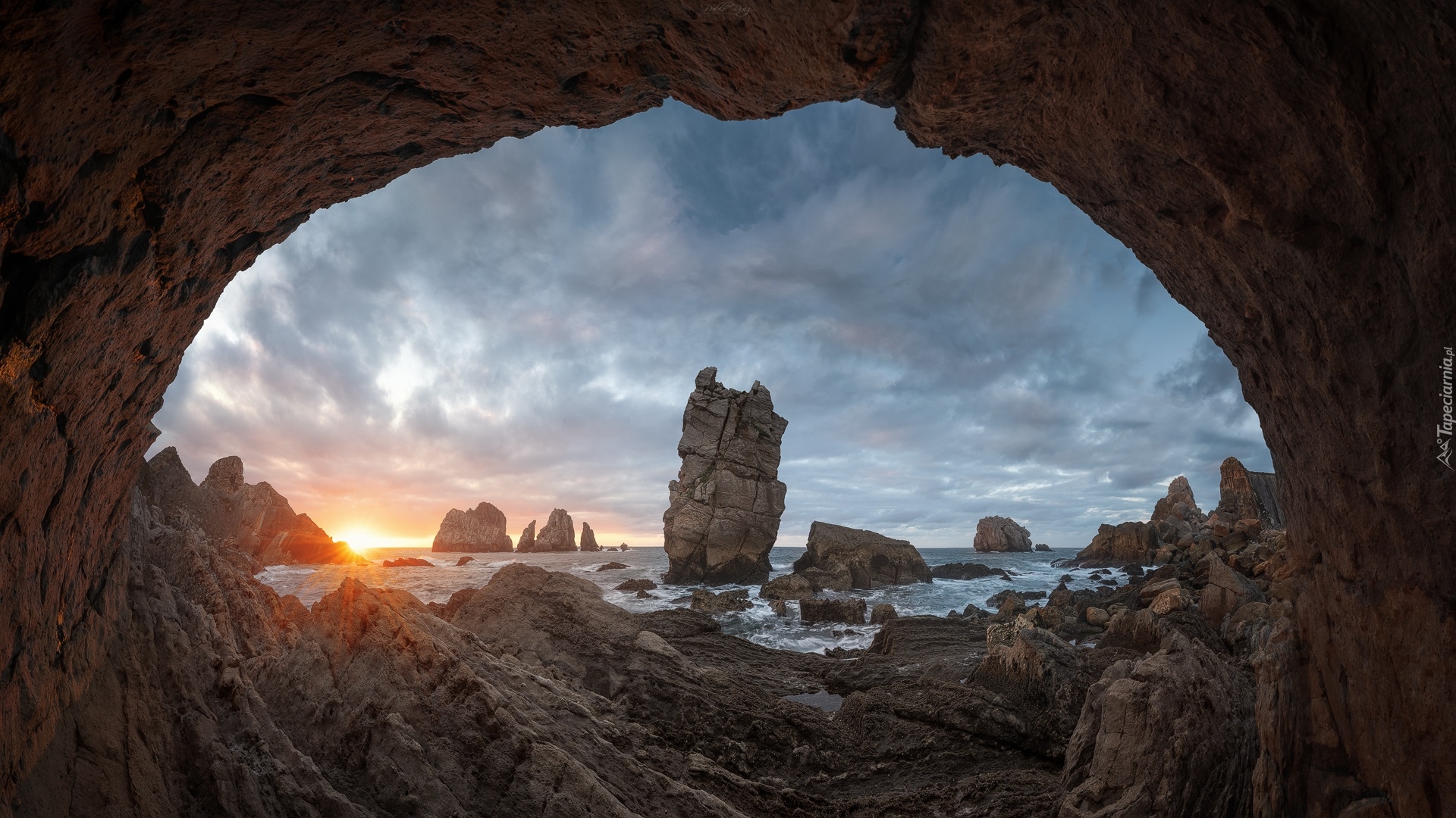 Hiszpania, Kantabria, Urros de Liencres, Costa Quebrada, Morze, Skały, Jaskinia, Zachód słońca