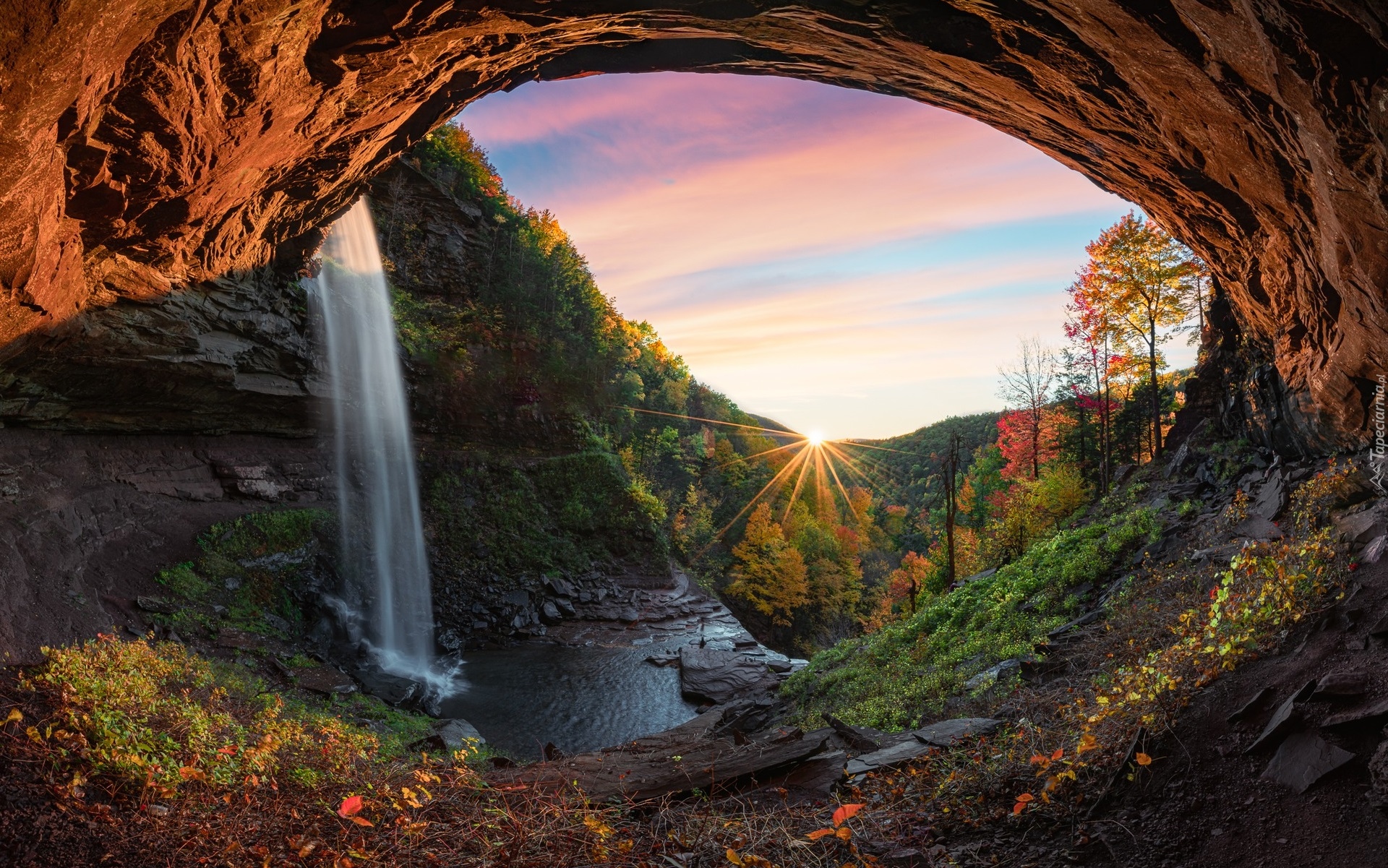 Jaskinia, Skała, Wodospad, Kaaterskill Falls, Las, Drzewa, Jesień, Promienie słońca, Stan Nowy Jork, Stany Zjednoczone