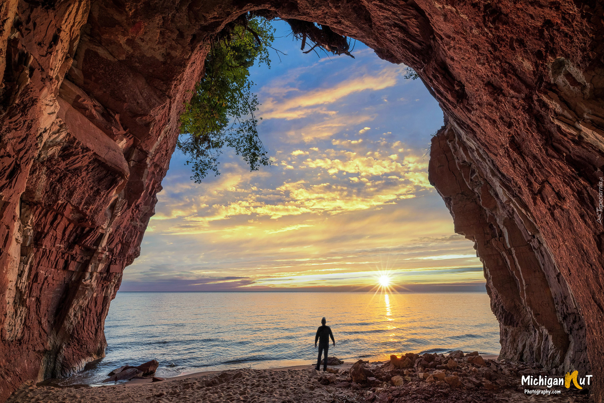 Stany Zjednoczone, Michigan, Jezioro Superior, Skały, Jaskinia, Drzewo, Gałęzie, Człowiek, Wschód słońca