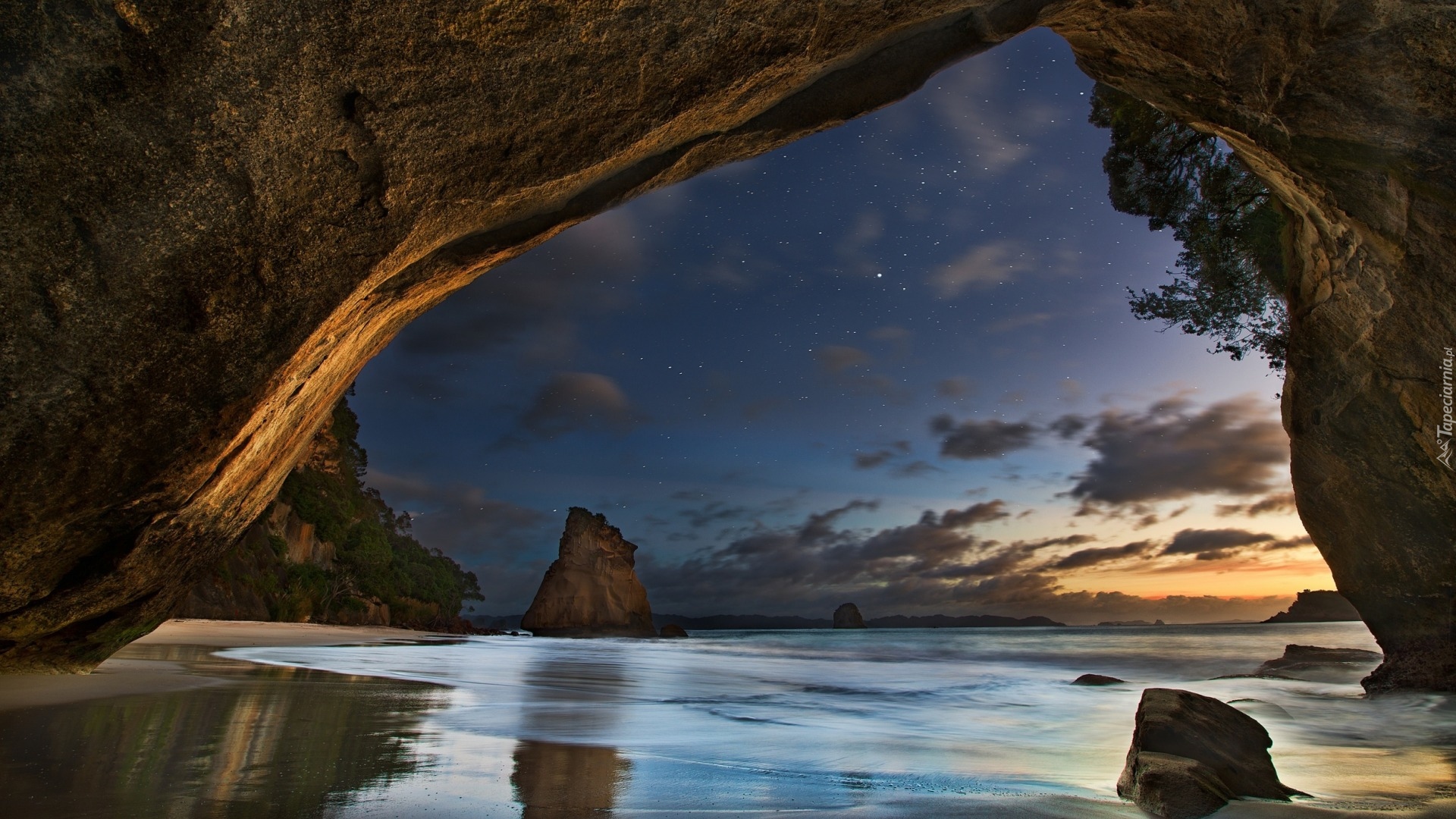 Nowa Zelandia, Półwysep Coromandel, Waikato, Zatoka Cathedral Cove, Rezerwat, Jaskinia, Morze, Skały, Noc, Gwiazdy