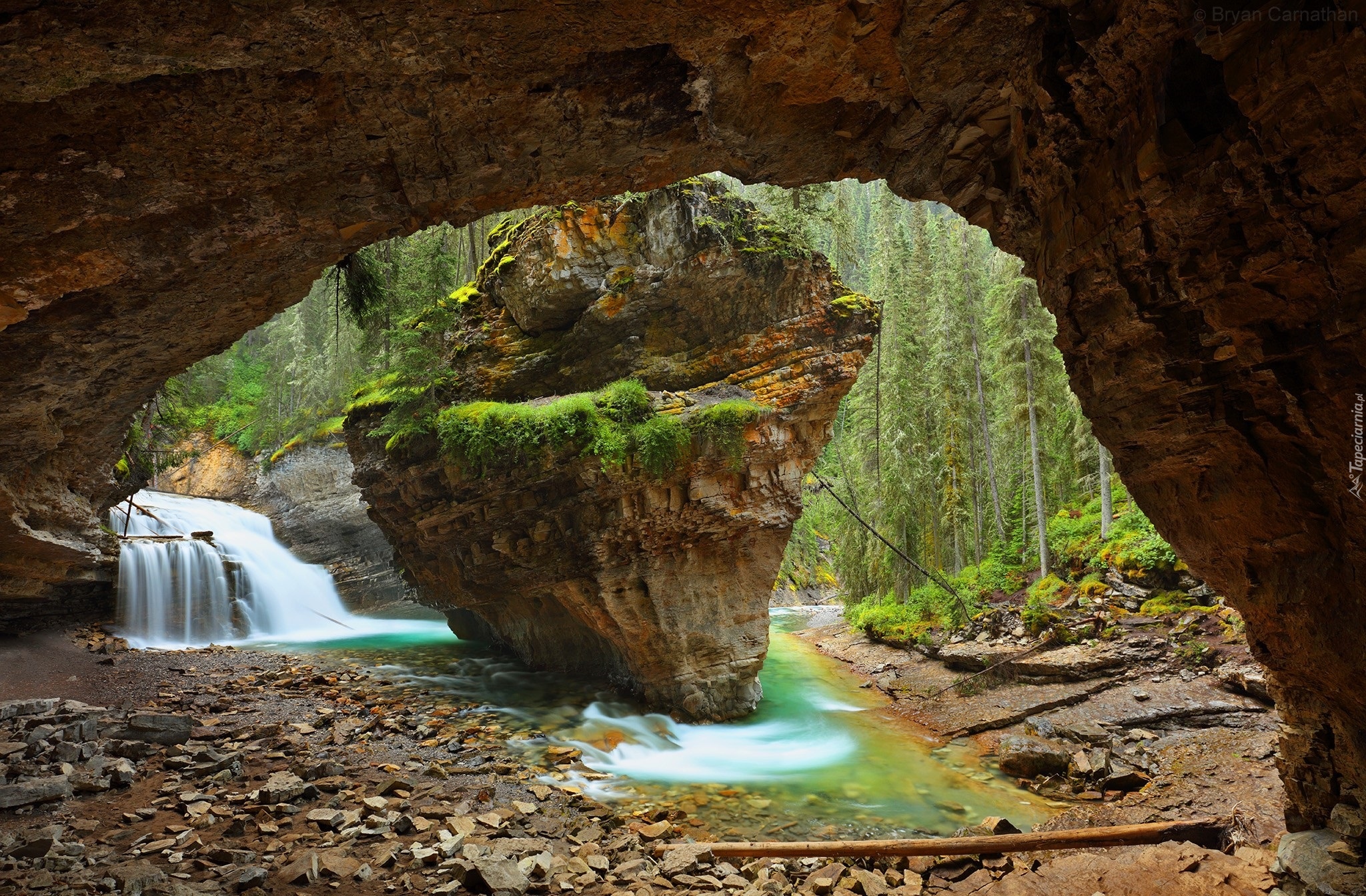 Kanada, Park Narodowy Banff, Johnston Canyon, Jaskinia, Skała, Kamienie, Wodospad, Drzewa
