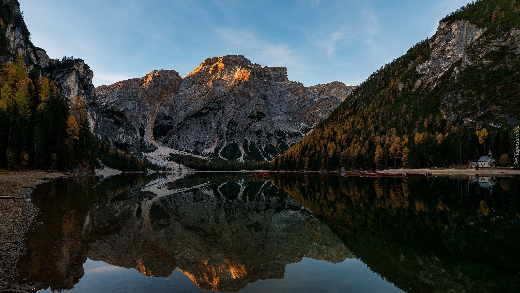 Włochy, Południowy Tyrol, Jezioro Pragser Wildsee, Dolomity, Góry, Kościół, Łódki, Chmury