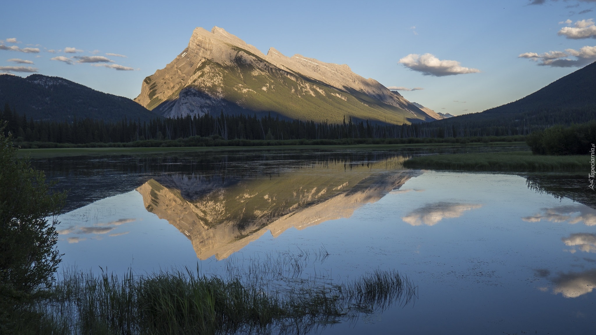 Park Narodowy Banff, Góry, Canadian Rockies, Góra, Mount Rundle, Jezioro, Vermilion Lake, Trawy, Niebo, Chmury, Wschód słońca, Alberta, Kanada