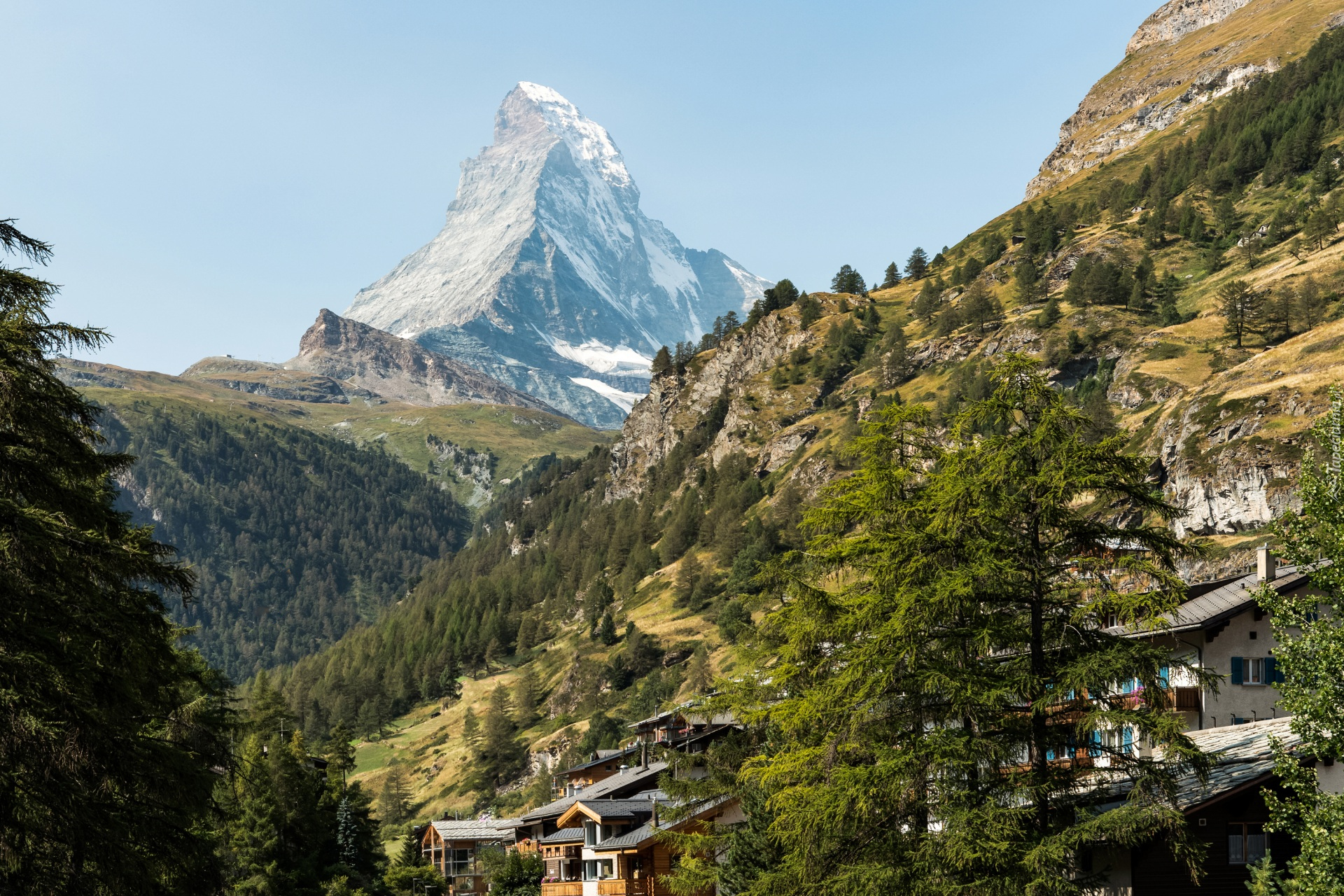 Góry, Alpy Pennińskie, Szczyt Matterhorn, Domy, Drzewa, Miejscowość Zermatt, Valais, Szwajcaria