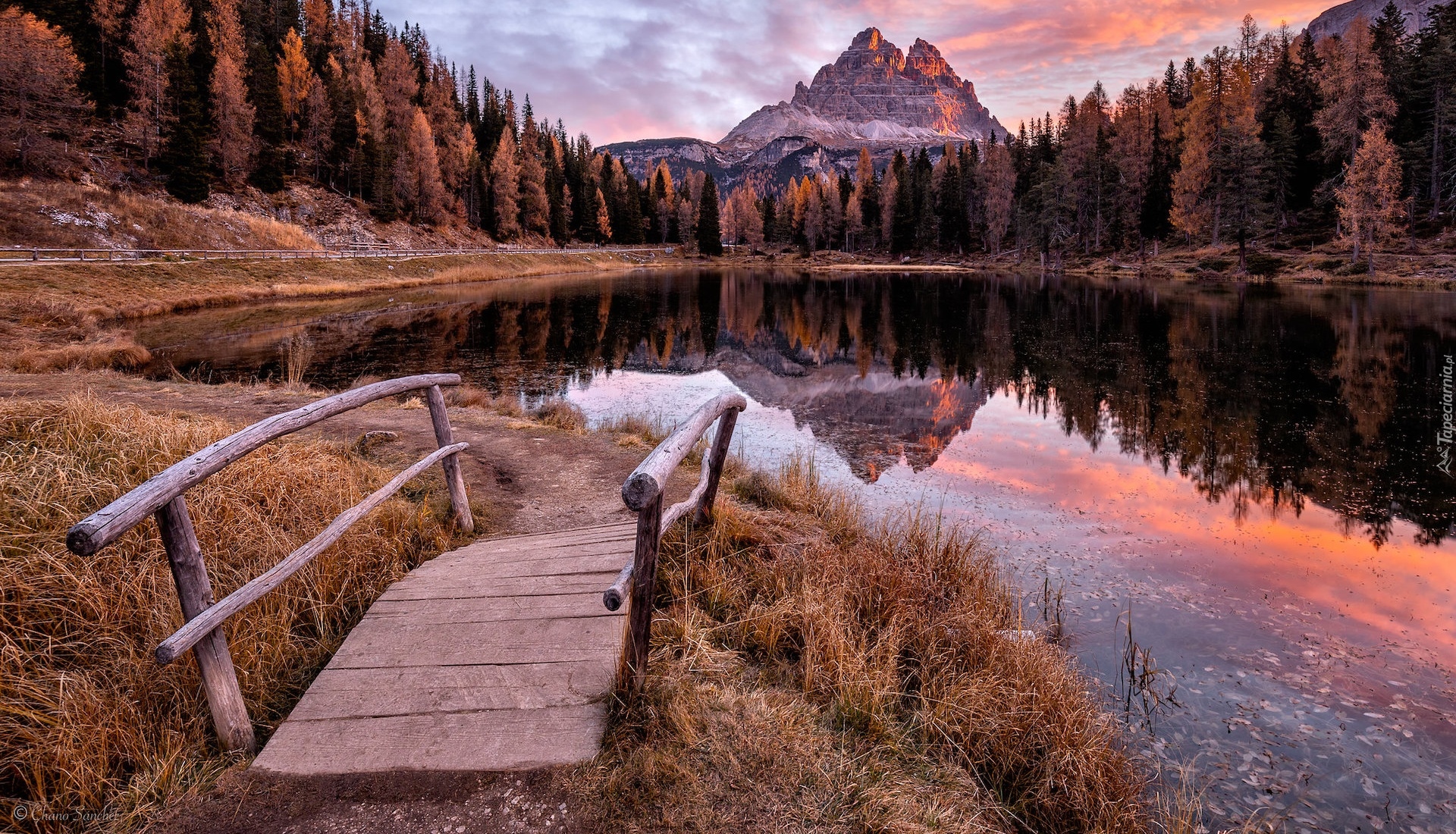 Jezioro, Antorno Lake, Mostek, Góry, Dolomity, Masyw, Tre Cime di Lavaredo, Drzewa, Trawa, Chmury, Prowincja Belluno, Włochy