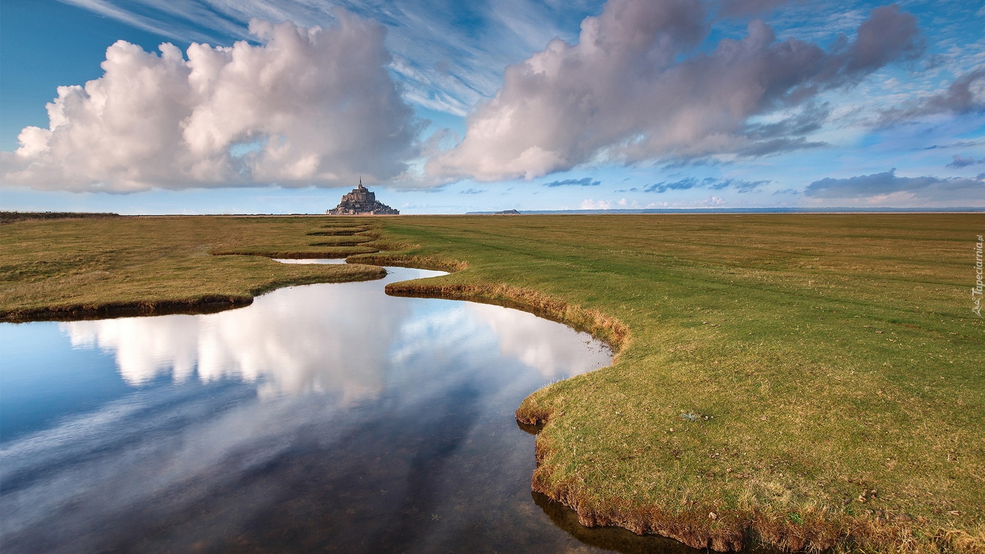 Francja, Mont Saint Michel, Opactwo św Michała Archanioła, Chmury, Woda, Łąka