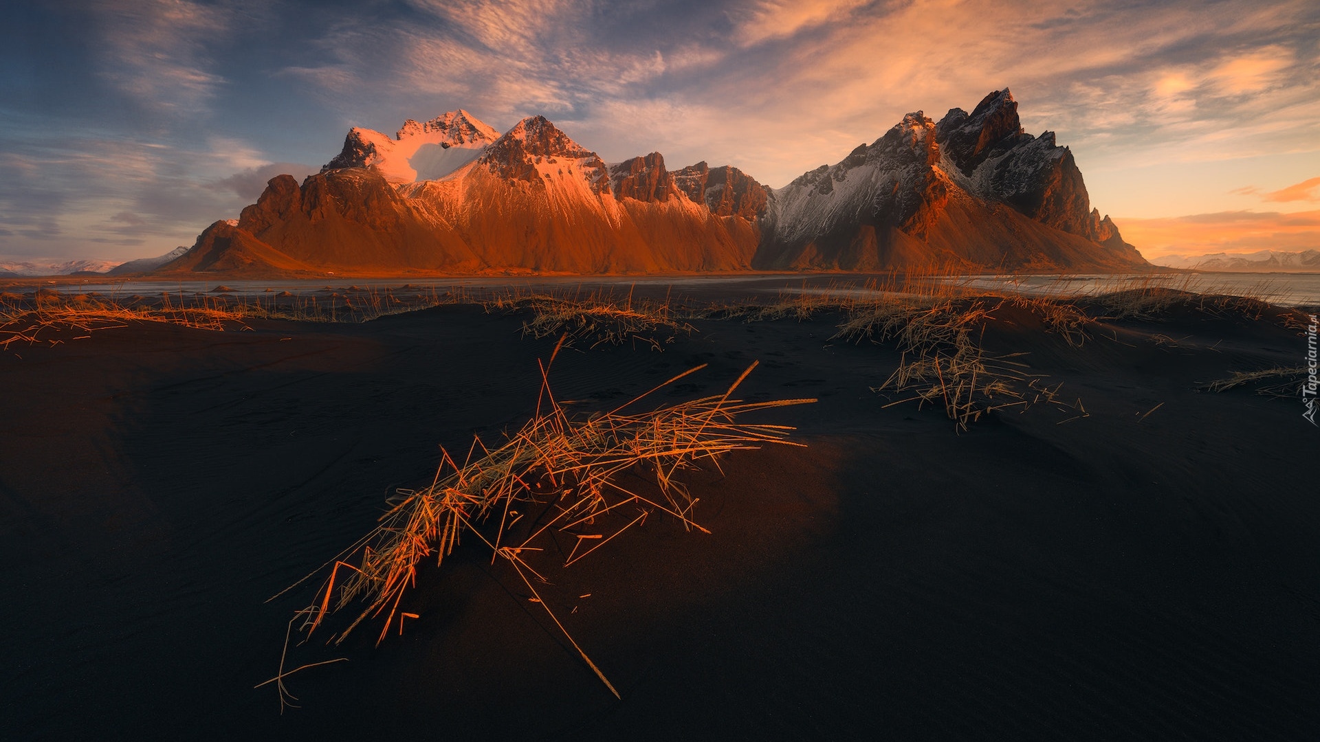 Góra Vestrahorn, Plaża Stokksnes, Czarny, Piasek, Zachód słońca, Trawa, Islandia