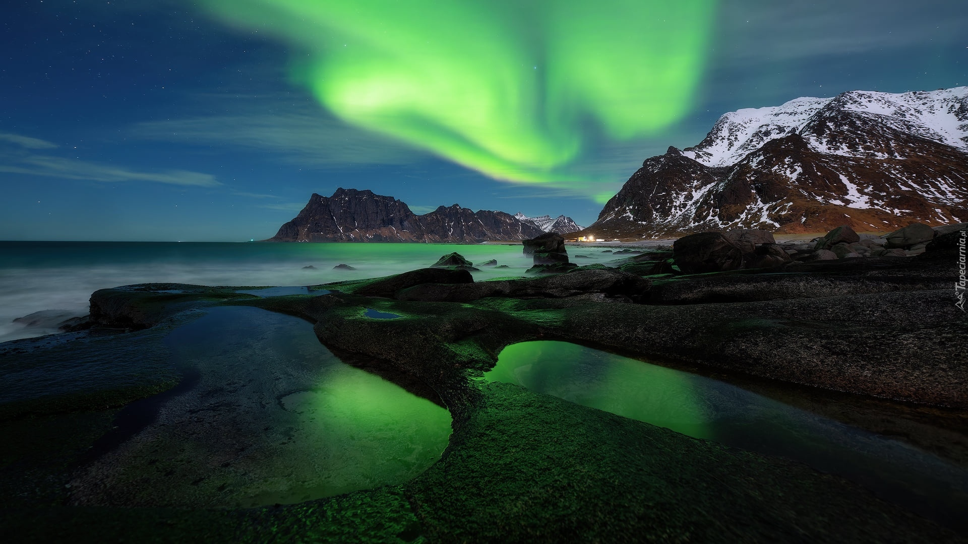 Morze, Góry, Skały, Zorza polarna, Uttakleiv Beach, Norwegia