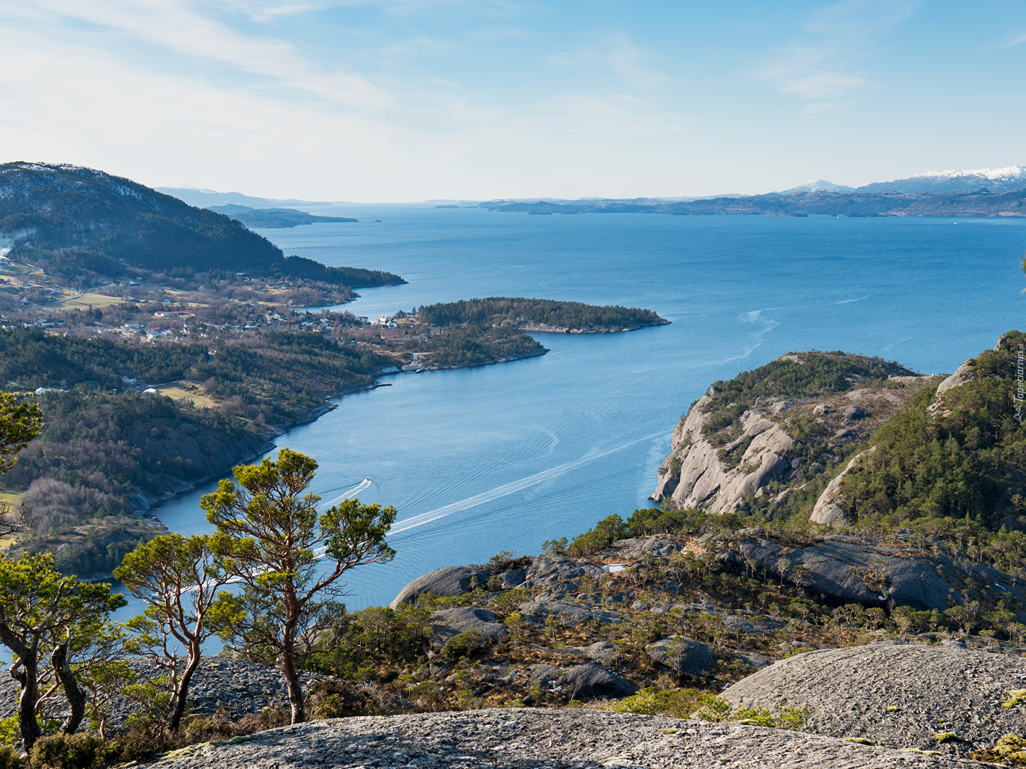 Fiord Husnesfjorden, Wybrzeże, Skały, Drzewa, Wyspa Skorpo, Norwegia