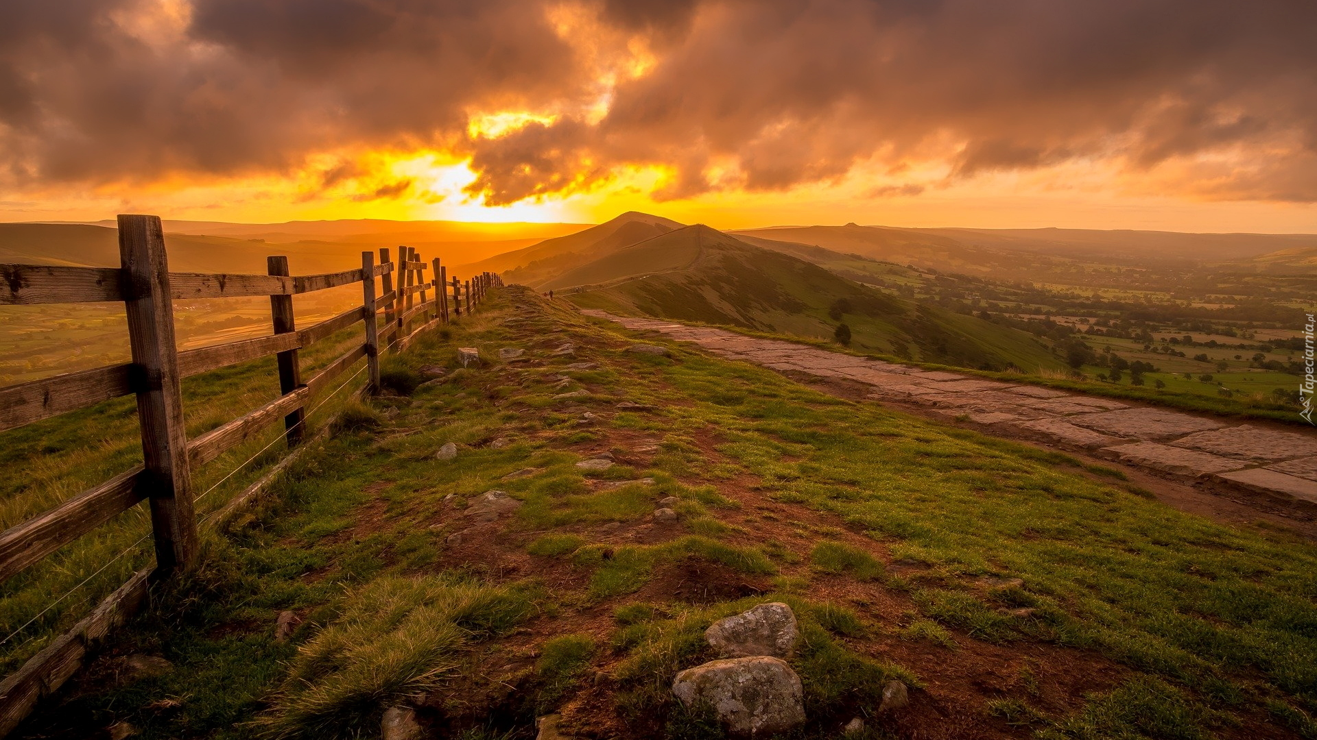Anglia, Hrabstwo Derbyshire, Park Narodowy Peak District, Góry, Wzgórza, Wschód słońca, Chmury, Płot, Ścieżka