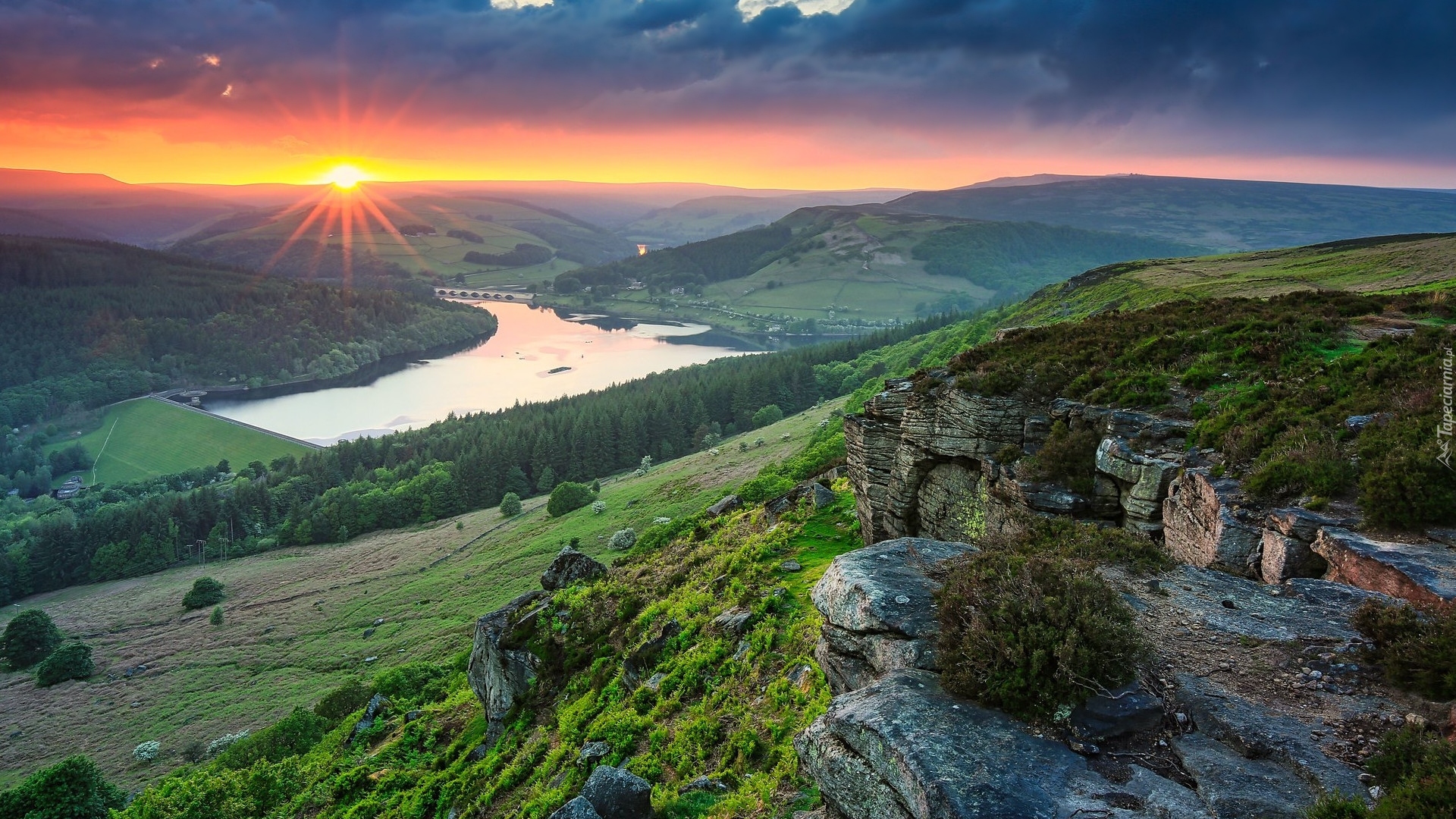 Park Narodowy Peak District, Skały, Bamford Edge, Zachód słońca, Lasy, Wzgórza, Jezioro, Ladybower Reservoir, Anglia