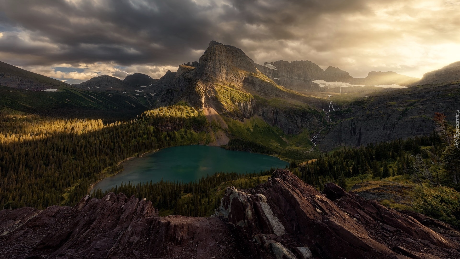 Jezioro, Grinnell Lake, Park Narodowy Glacier, Góry, Lewis Range, Drzewa, Skały, Chmury, Montana, Stany Zjednoczone