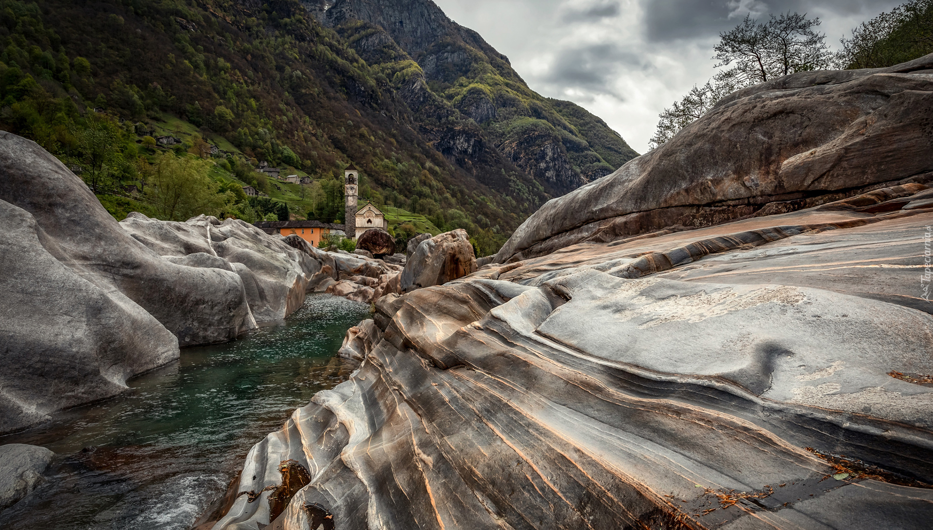 Szwajcaria, Dolina Verzasca, Lavertezzo, Rzeka Verzasca, Kościół, Góry, Skały