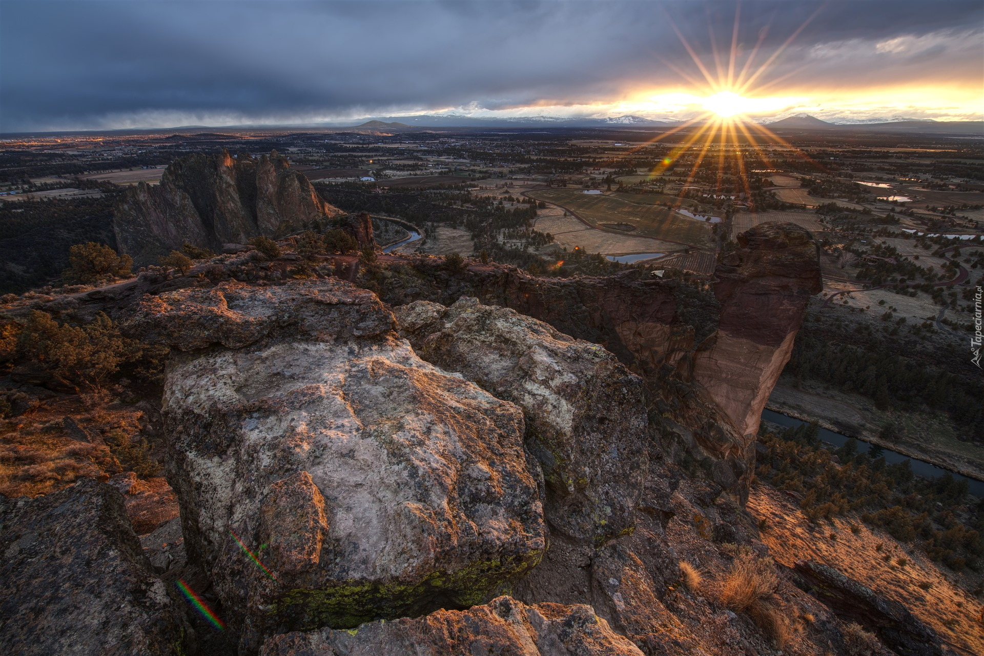 Góry, Skały, Rzeka, Dolina, Promienie słońca, Smith Rock State Park, Stan Oregon, Stany Zjednoczone