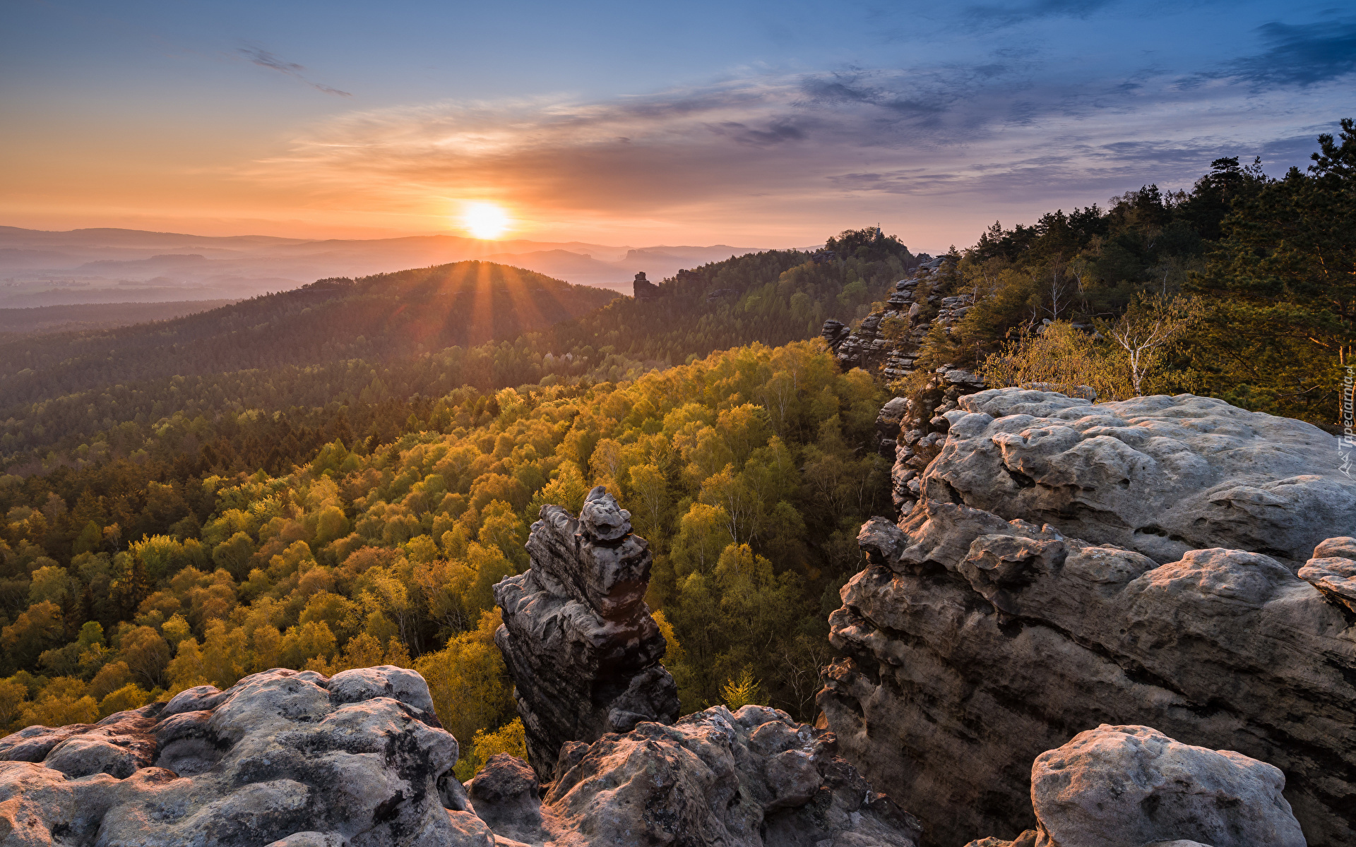 Las, Drzewa, Skały, Mgła, Zachód słońca, Góry