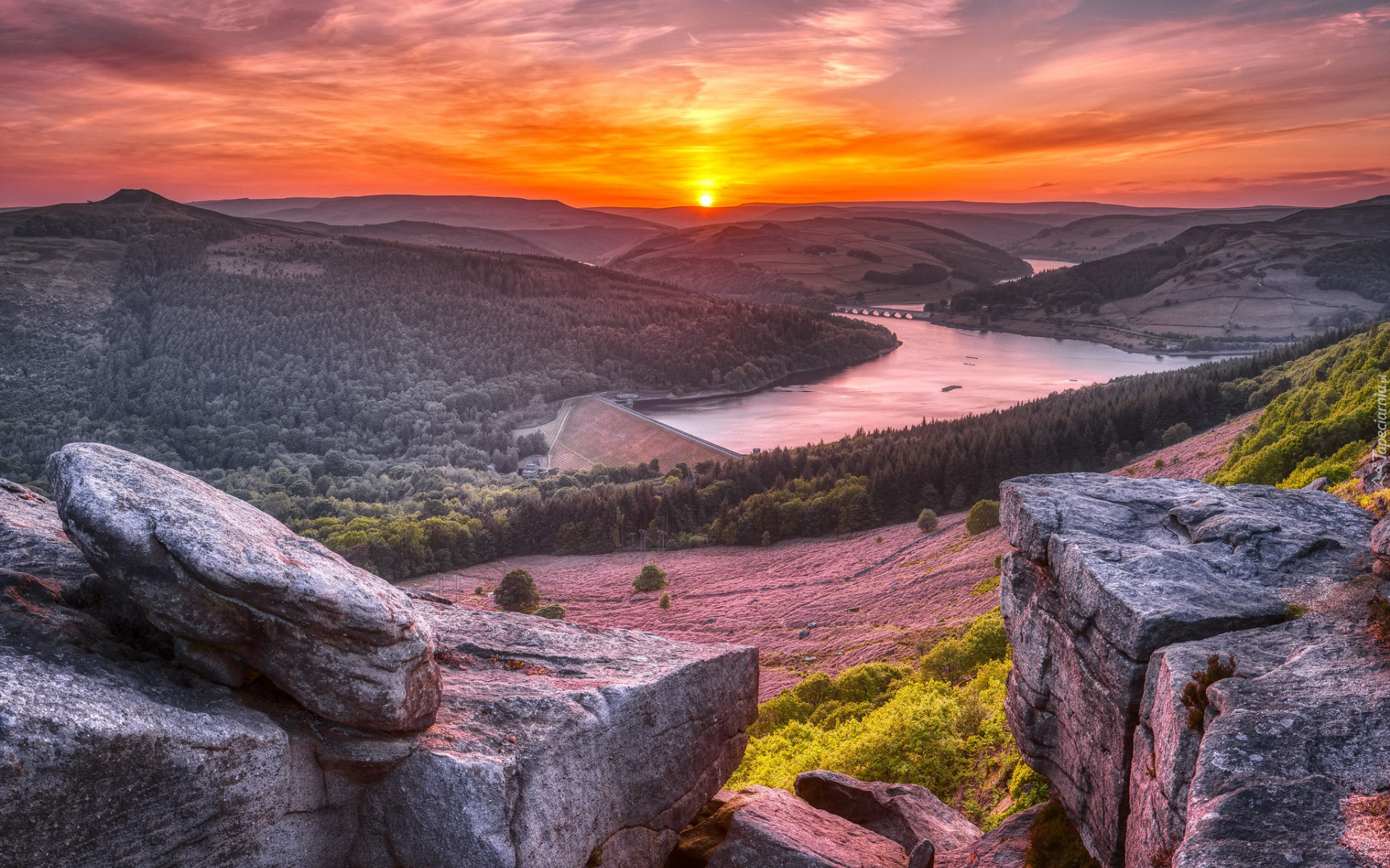 Skały, Bamford Edge, Zachód słońca, Lasy, Wzgórza, Jezioro, Ladybower Reservoir, Park Narodowy Peak District, Anglia