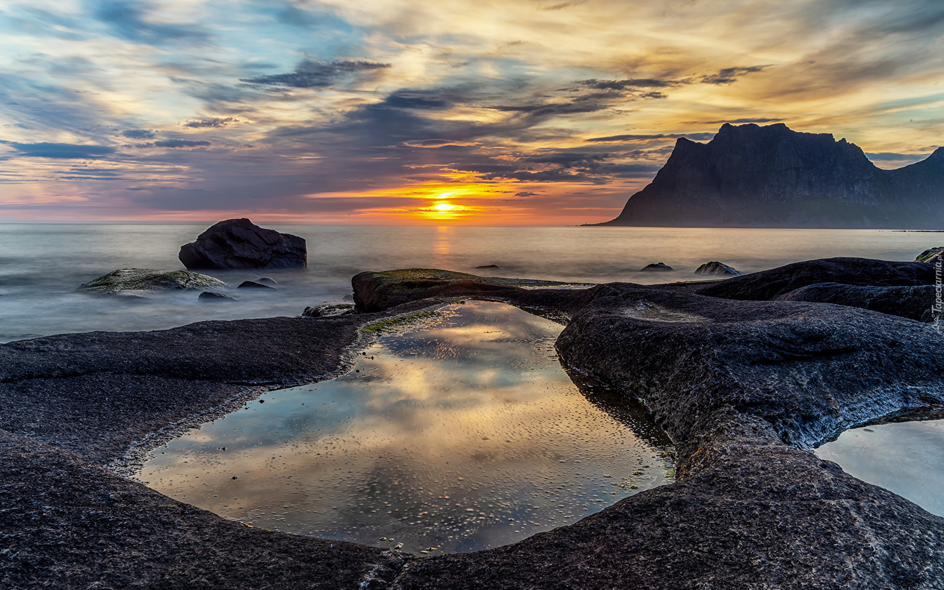 Wybrzeże, Góry, Skały, Niebo, Chmury, Plaża, Uttakleiv Beach, Morze, Kamienie, Lofoty, Norwegia