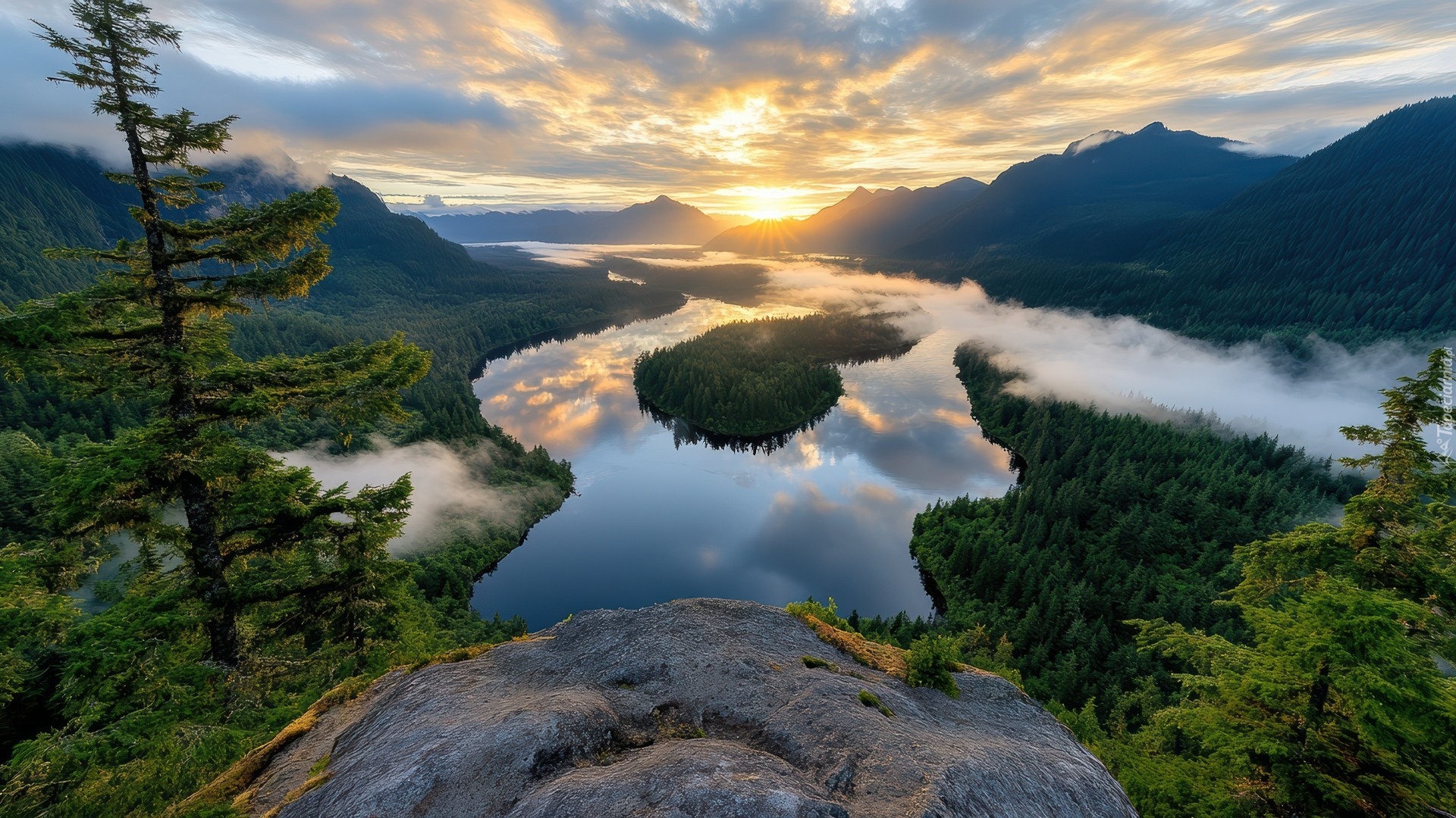 Góry, Rzeka, Wschód słońca, Mgła, Drzewa, Iglaste, Skała