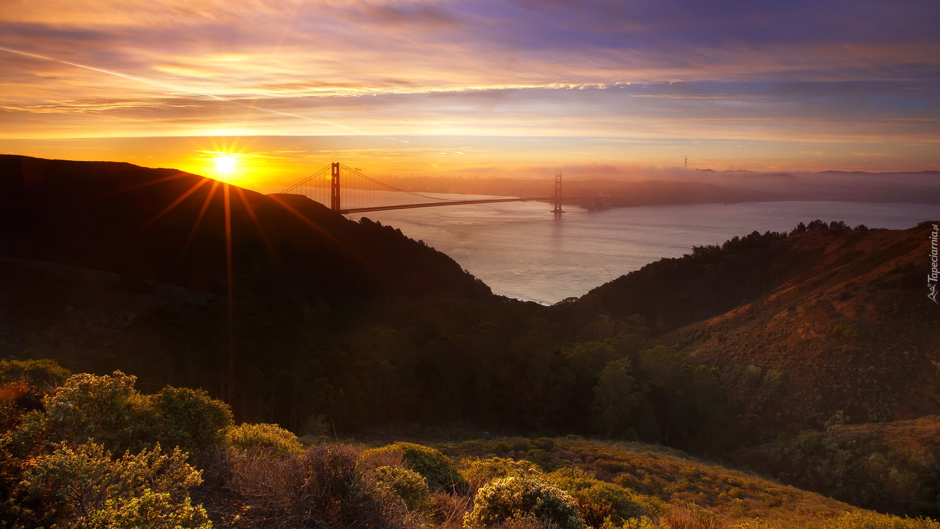 Wschód słońca, Chmury, Promienie słońca, Wzgórze Hawk Hill, Cieśnina Golden Gate, Most Golden Gate, Stan Kalifornia, Stany Zjednoczone