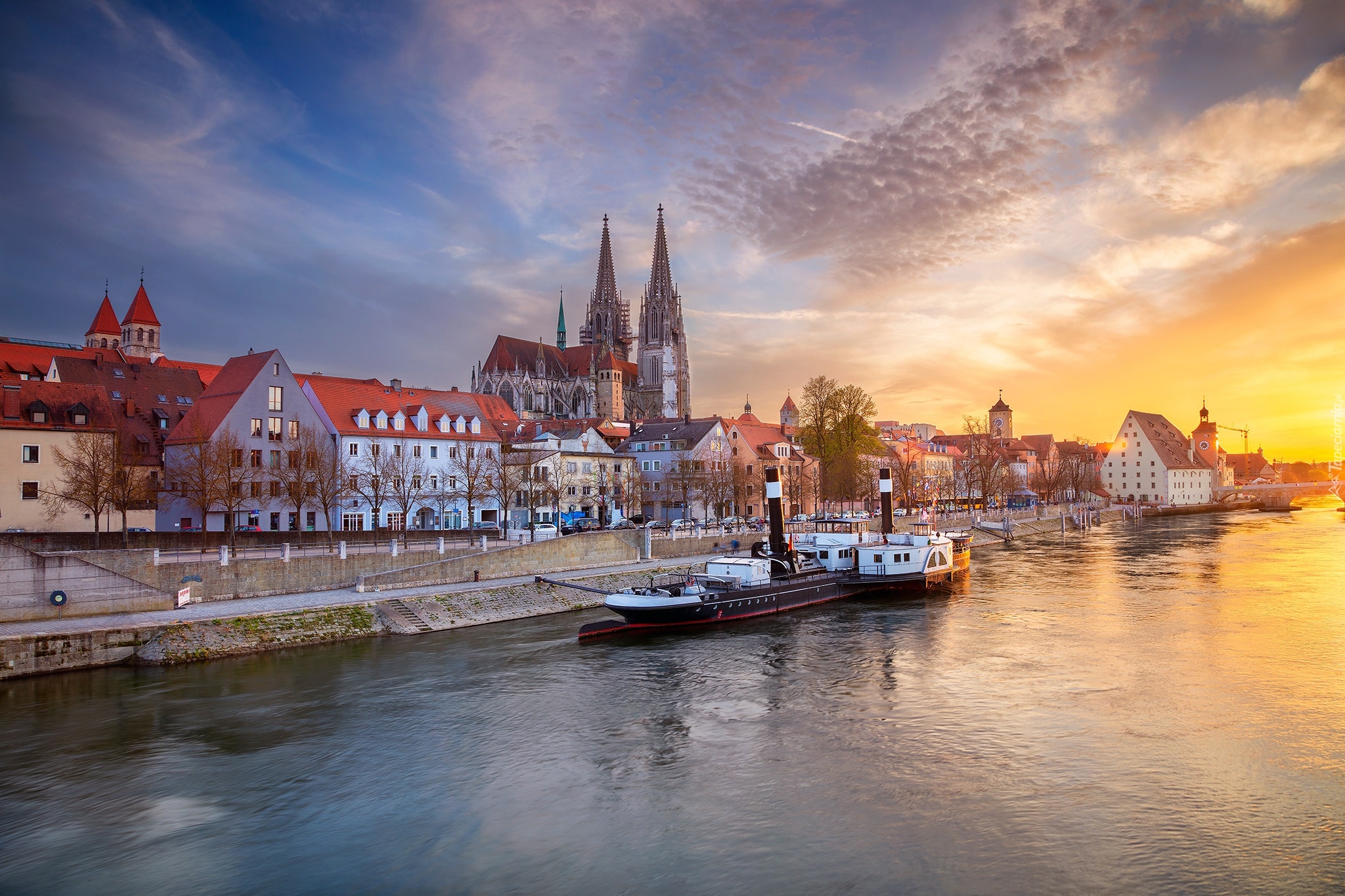 Niemcy, Regensburg, Miasto Ratyzbona, Katedra św Piotra, Rzeka Dunaj, Nabrzeże, Parowiec, Domy, Zachód słońca
