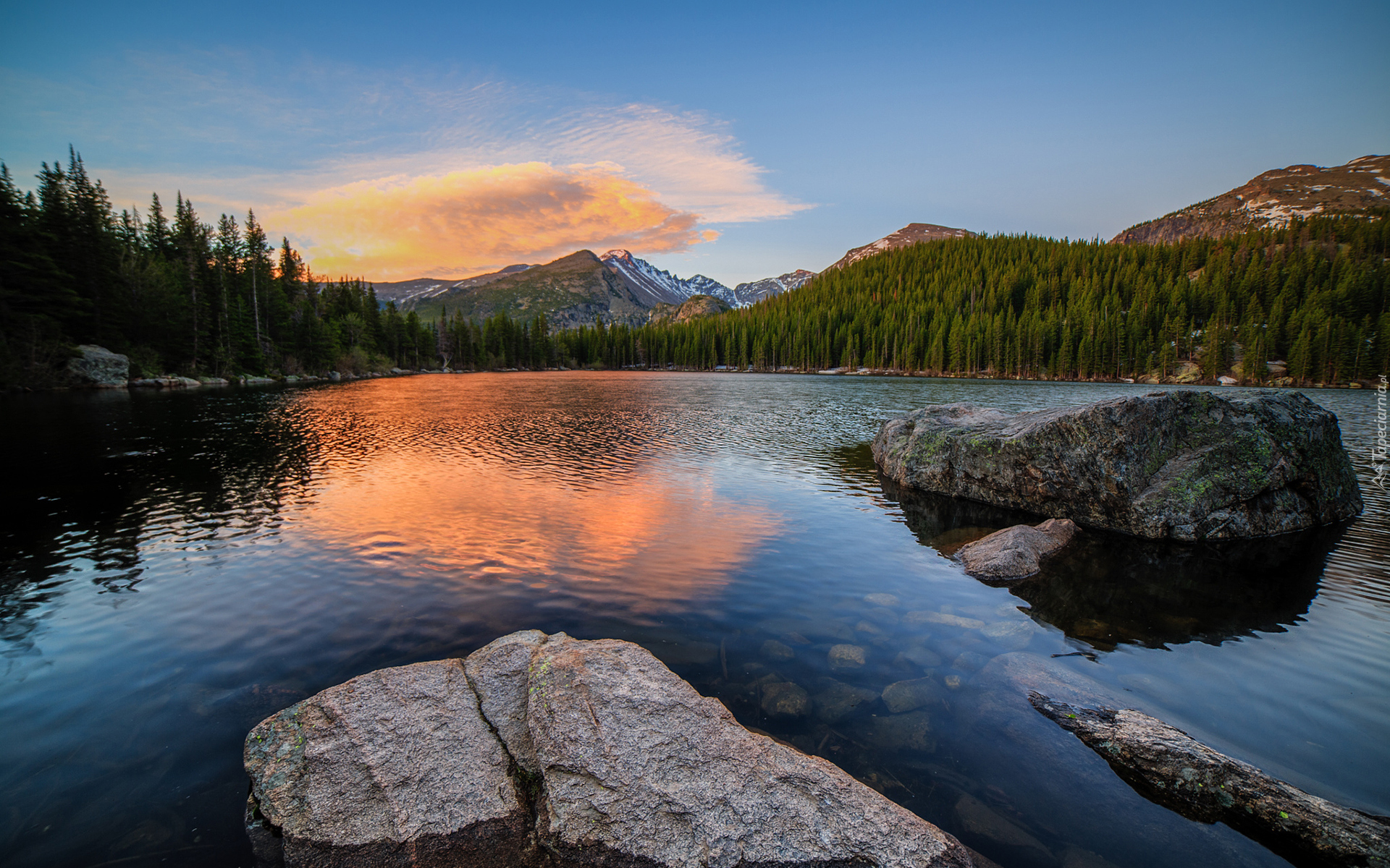Góry Skaliste, Jezioro Bear Lake, Park Narodowy Gór Skalistych, Kamienie, Drzewa, Chmury, Kolorado, Stany Zjednoczone