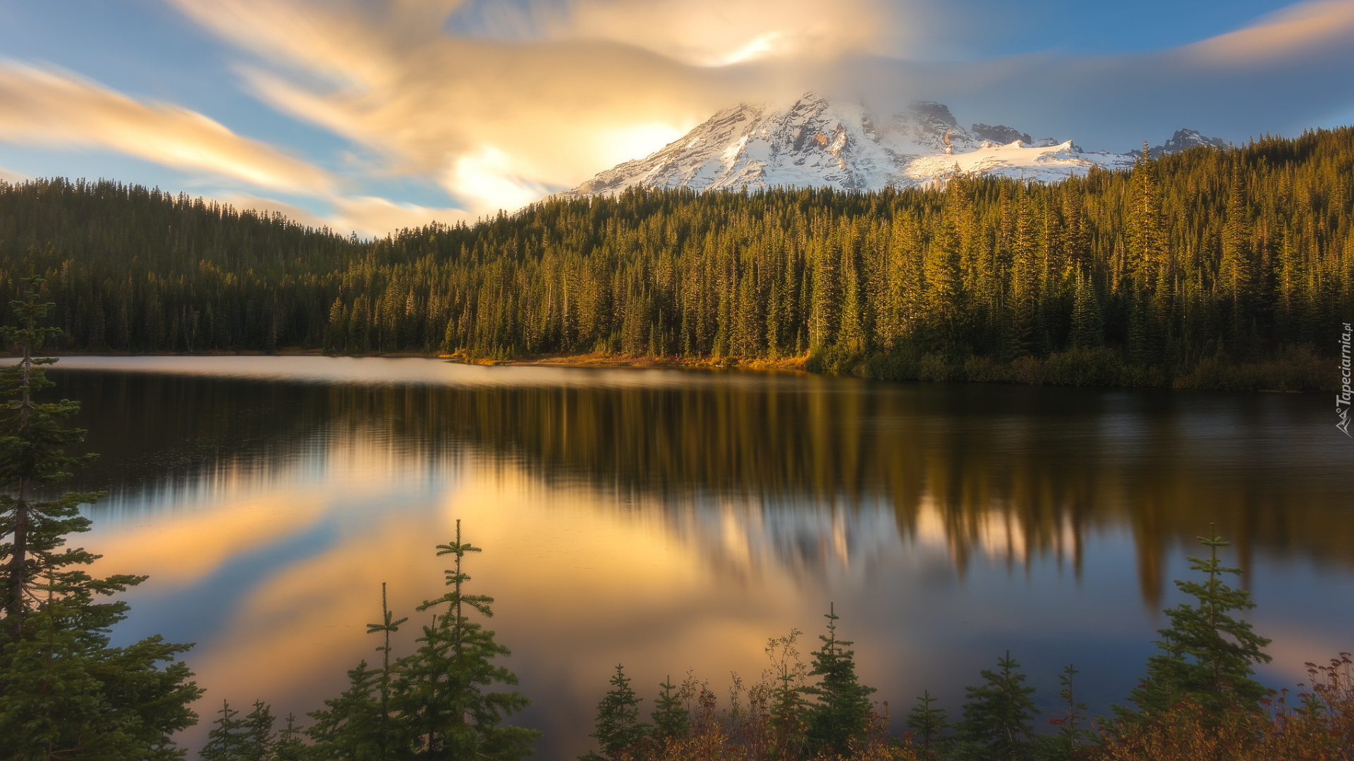 Stratowulkan Munt Rainier, Park Narodowy Mount Rainier, Drzewa, Chmury, Odbicie, Jezioro, Bench Lake, Stan Waszyngton, Stany Zjednoczone