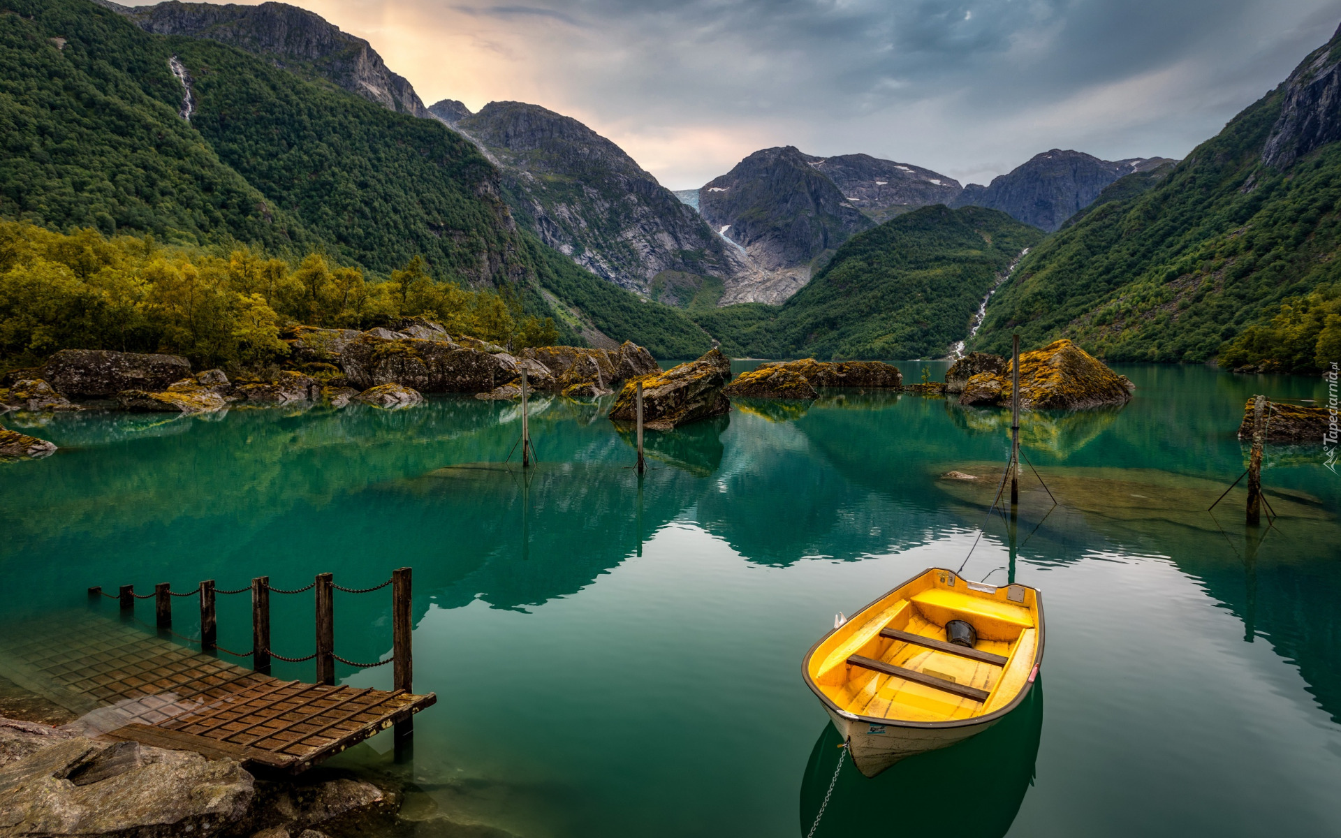 Łódka, Jezioro Bondhusvatn, Pomost, Skały, Góry, Lodowiec Folgefonna, Jęzor Bondhusbreen, Hordaland, Norwegia