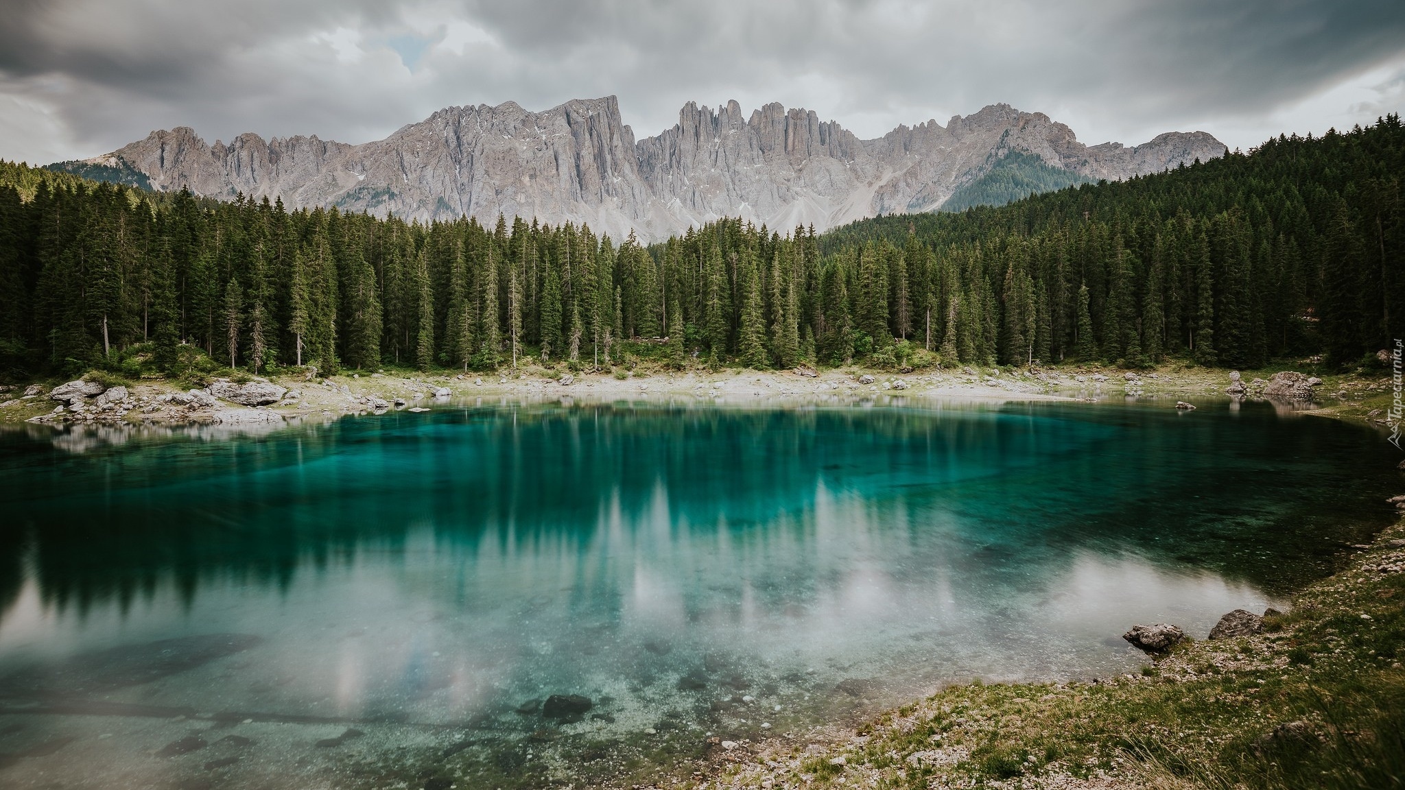 Jezioro Karersee, Góry Dolomity, Góra Latemar, Drzewa, Las, Miejscowość Welschnofen, Włochy