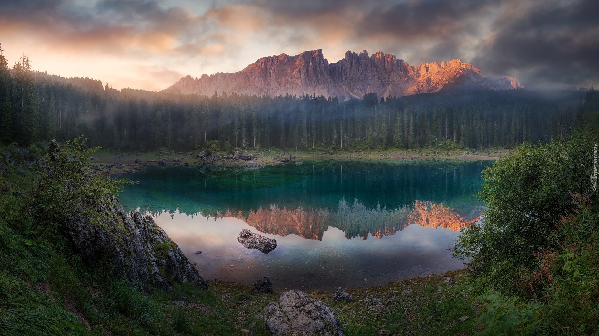 Jezioro, Lago di Carezza, Góry, Dolomity, Las, Drzewa, Chmury, Odbicie, Południowy Tyrol, Włochy