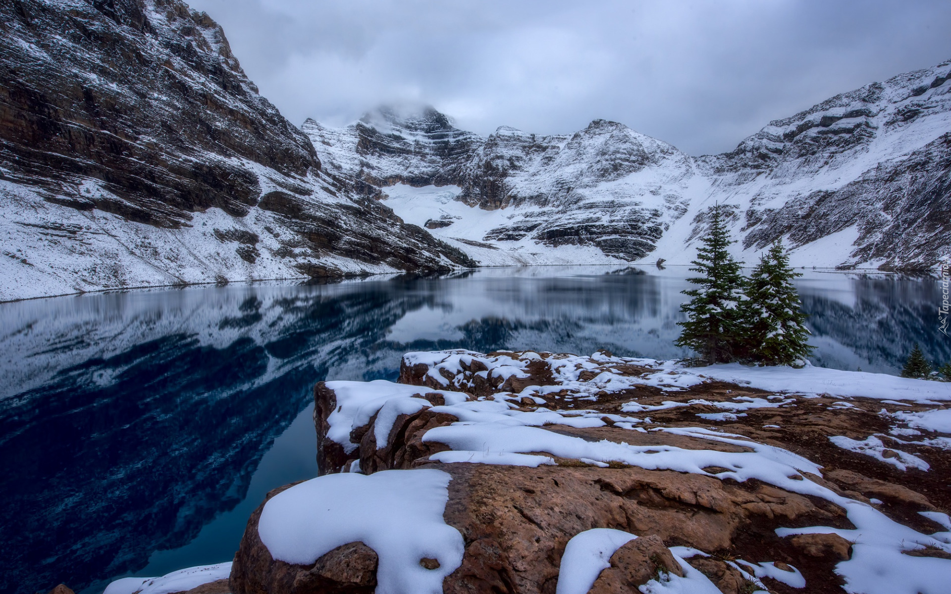 Zima, Śnieg, Góry, Canadian Rockies, Jezioro, Lake McArthur, Odbicie, Kamienie, Drzewa, Chmury, Park Narodowy Yoho, Kolumbia Brytyjska, Kanada